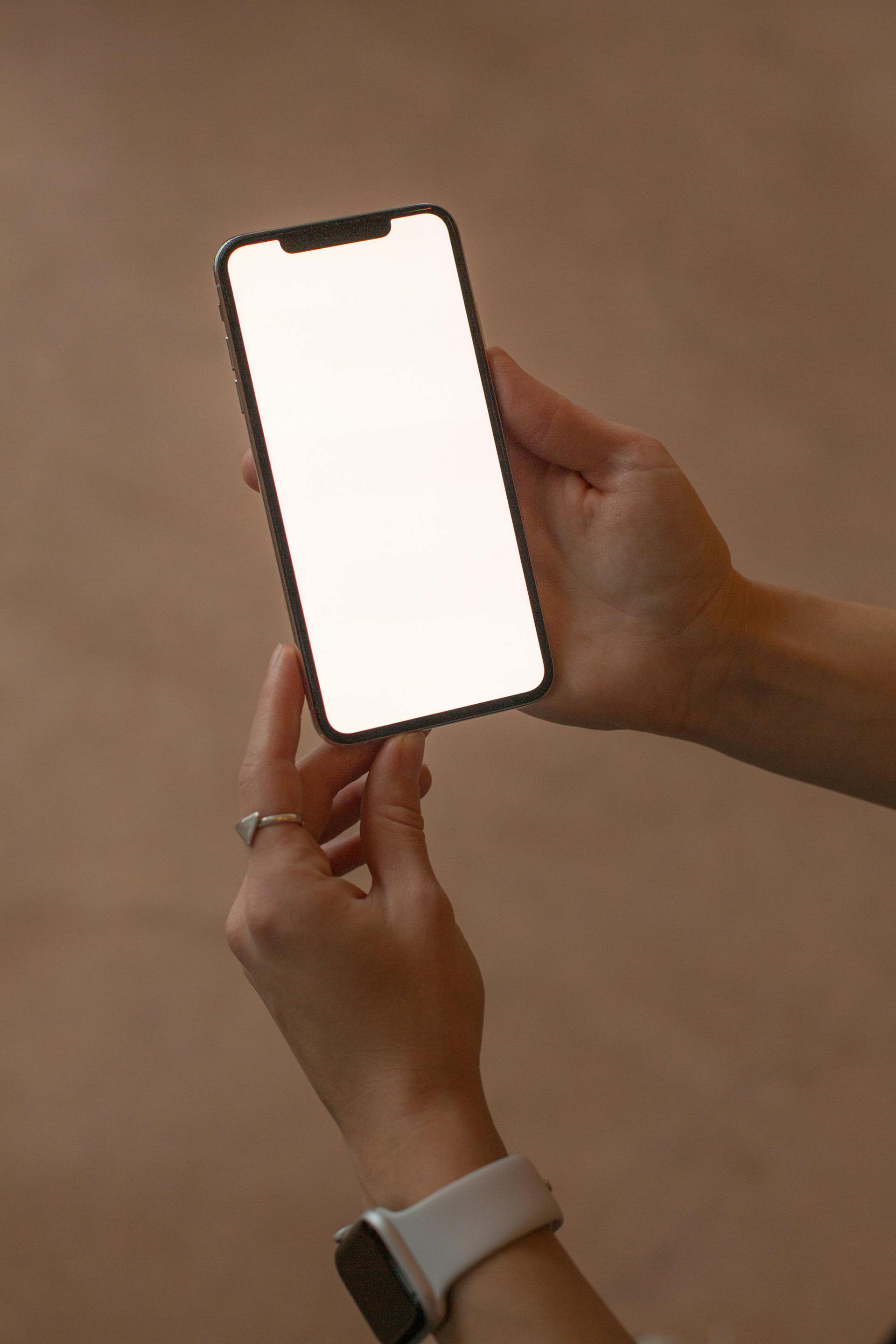 A woman holding a cell phone | Source: Pexels