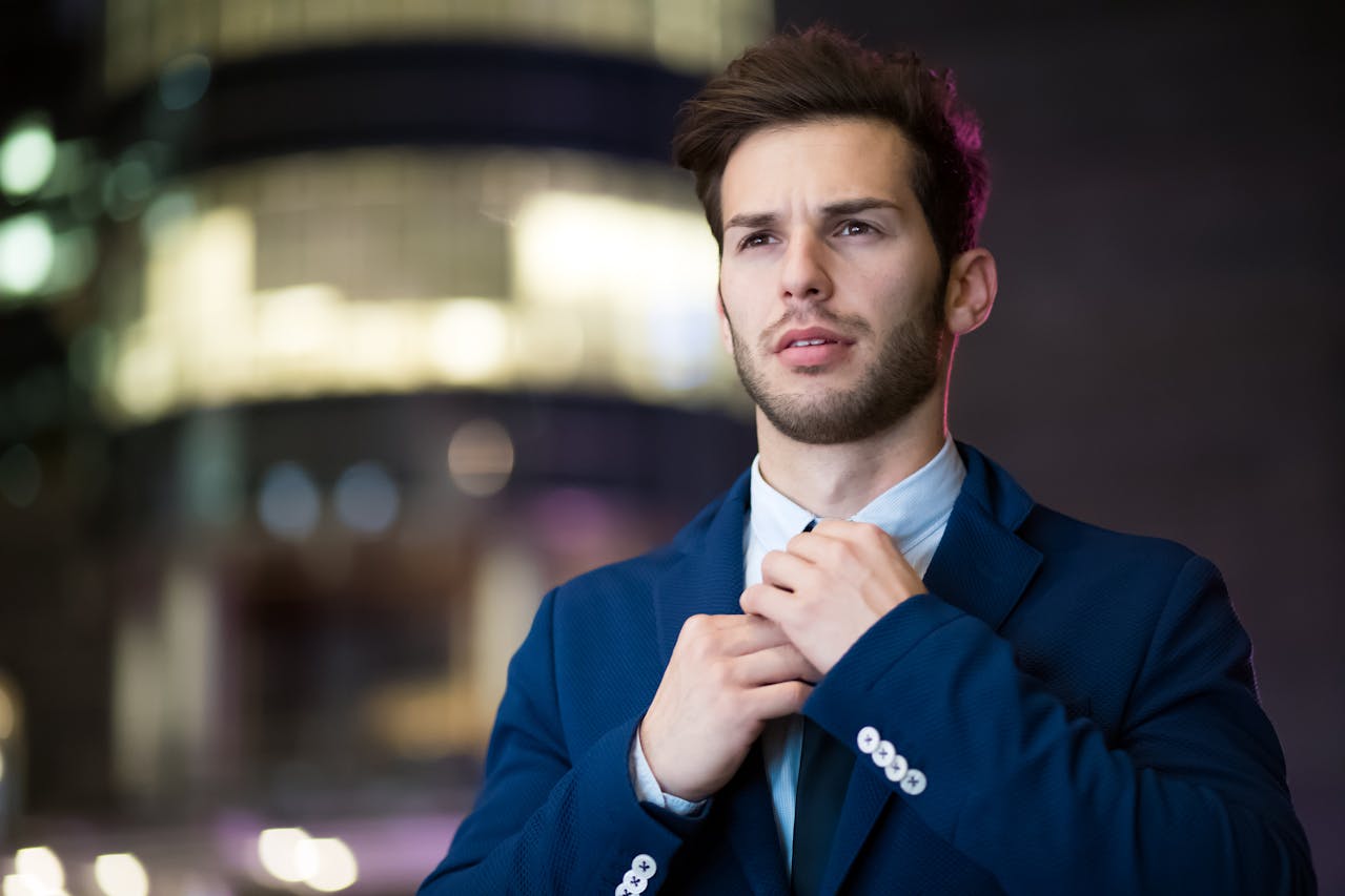 A man in a pristine blue suit | Source: Pexels