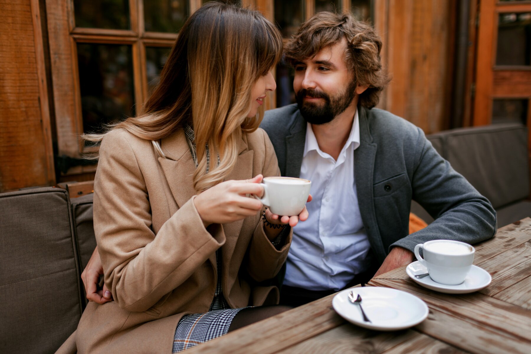 A couple talking in a café | Source: Freepik