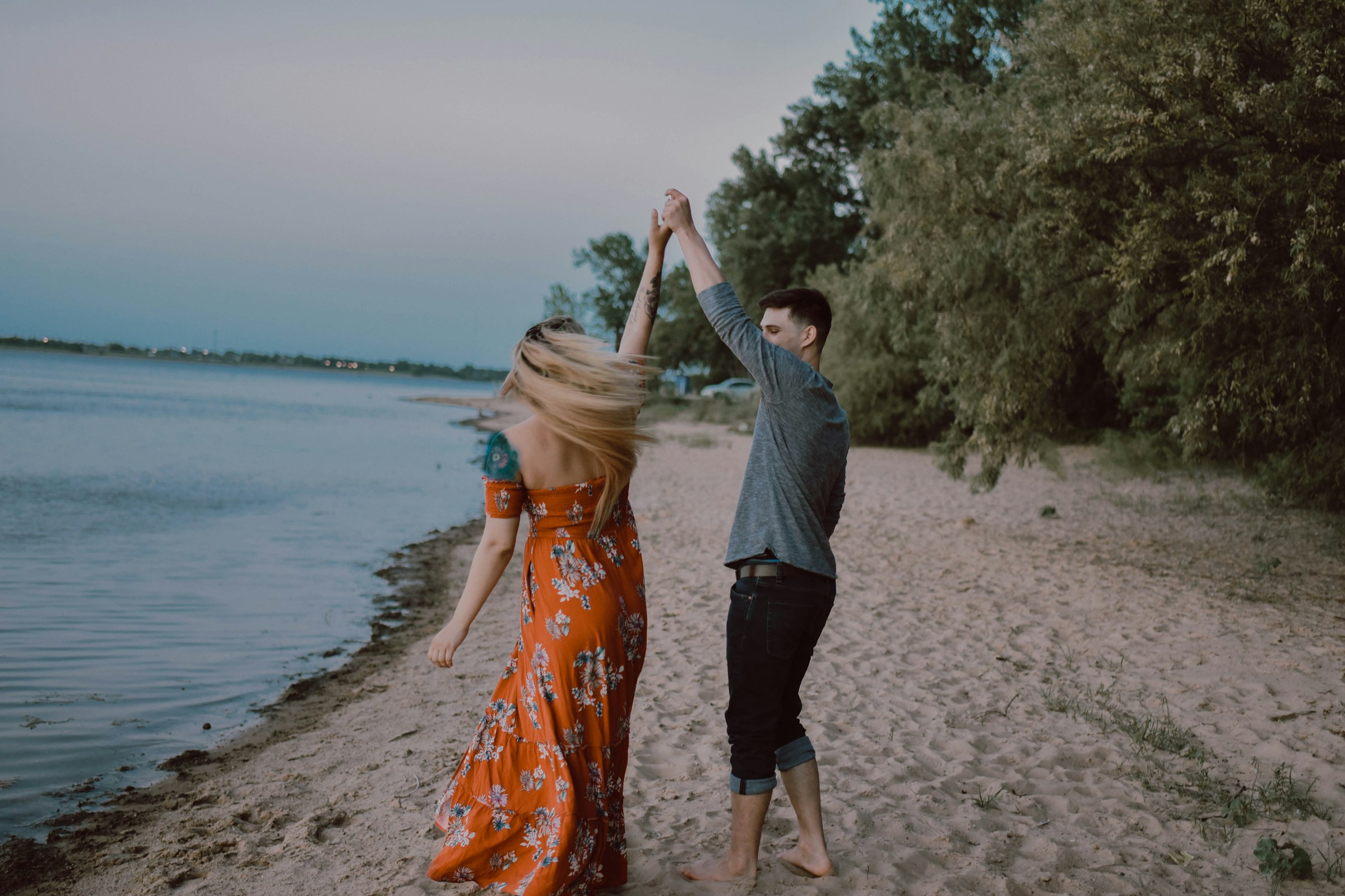 A couple on the beach | Source: Unsplash