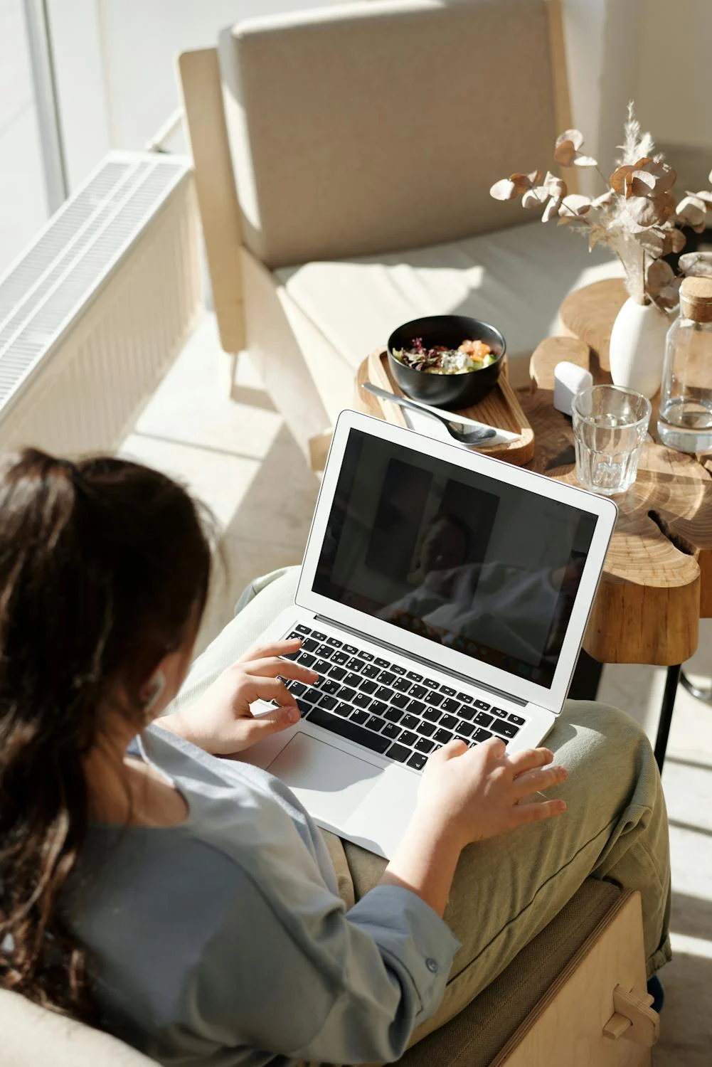 A woman typing on her laptop | Source: Pexels