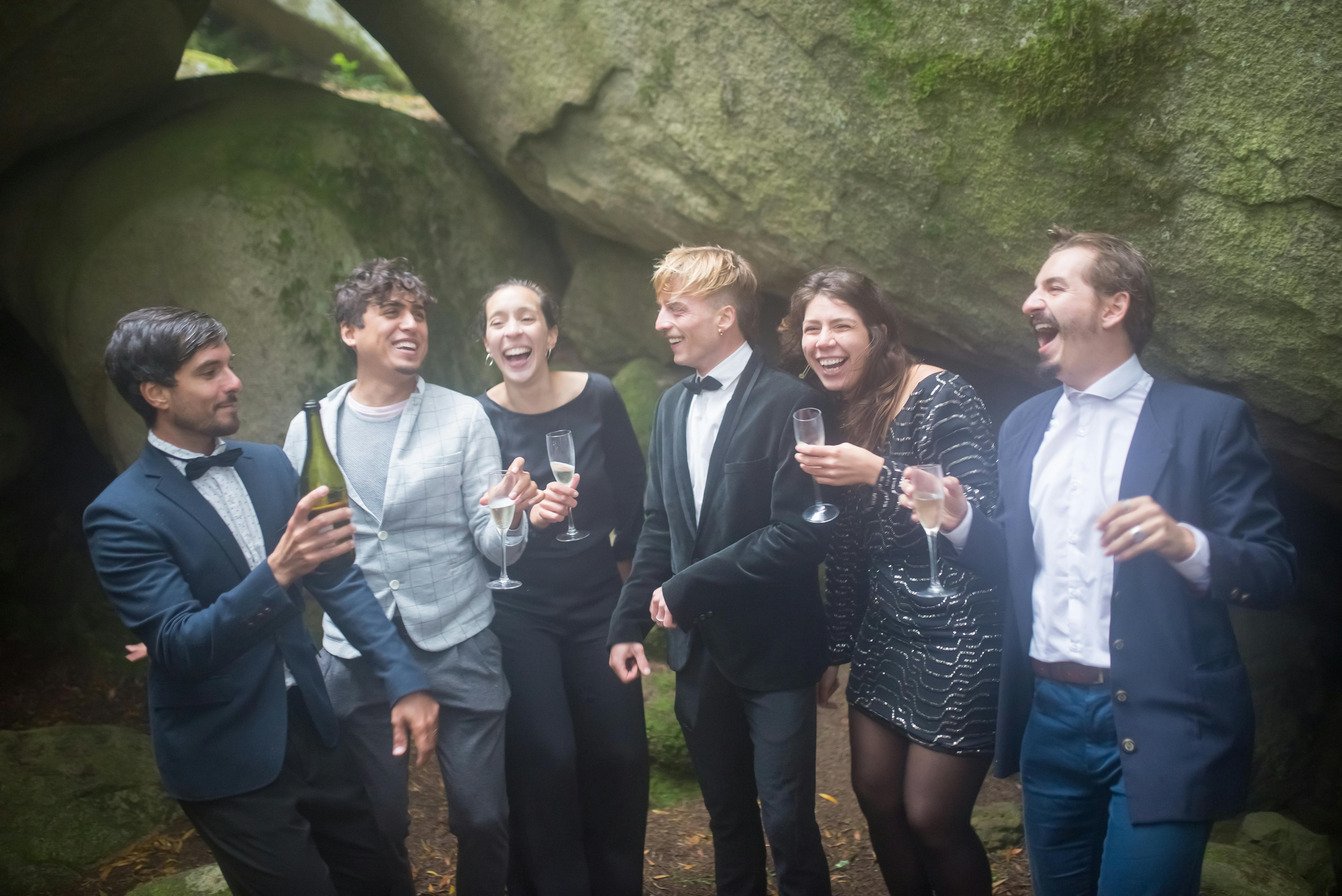 Formally dressed friends sharing drinks | Source: Pexels