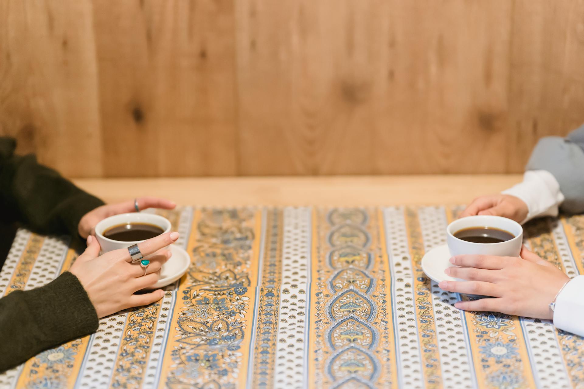 Two people sitting across from each other at a coffee shop | Source: Pexels