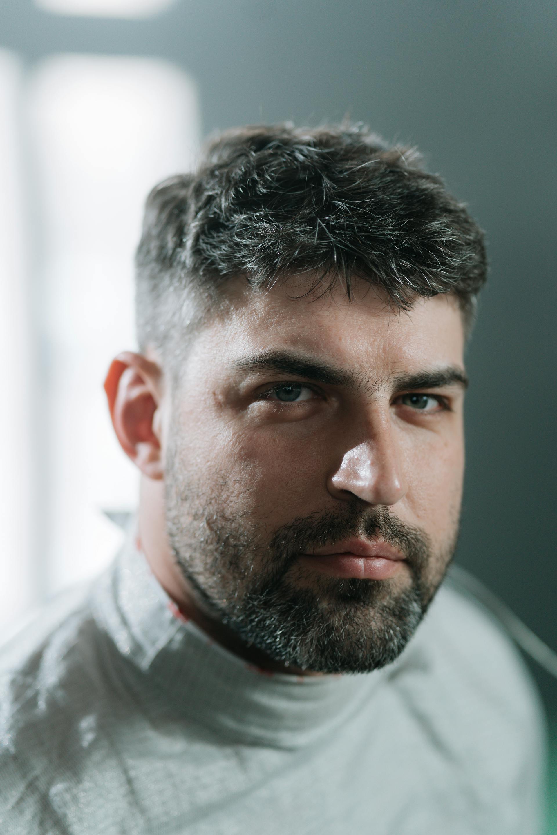 A man smirking | Source: Pexels