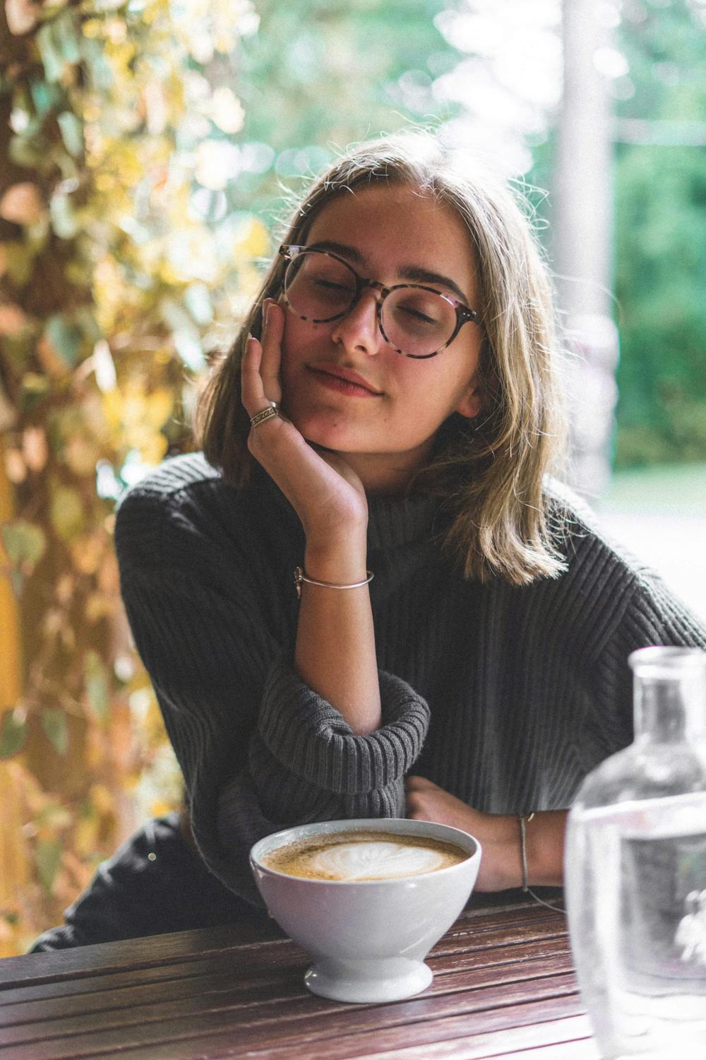 A woman with a cup of coffee | Source: Pexels