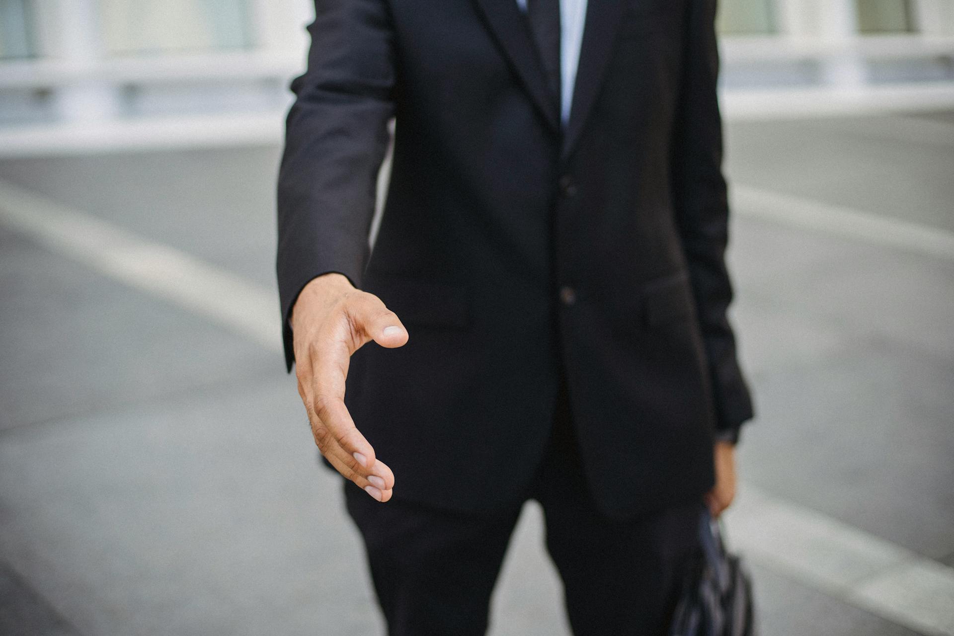 A man extending his hand for a handshake | Source: Pexels