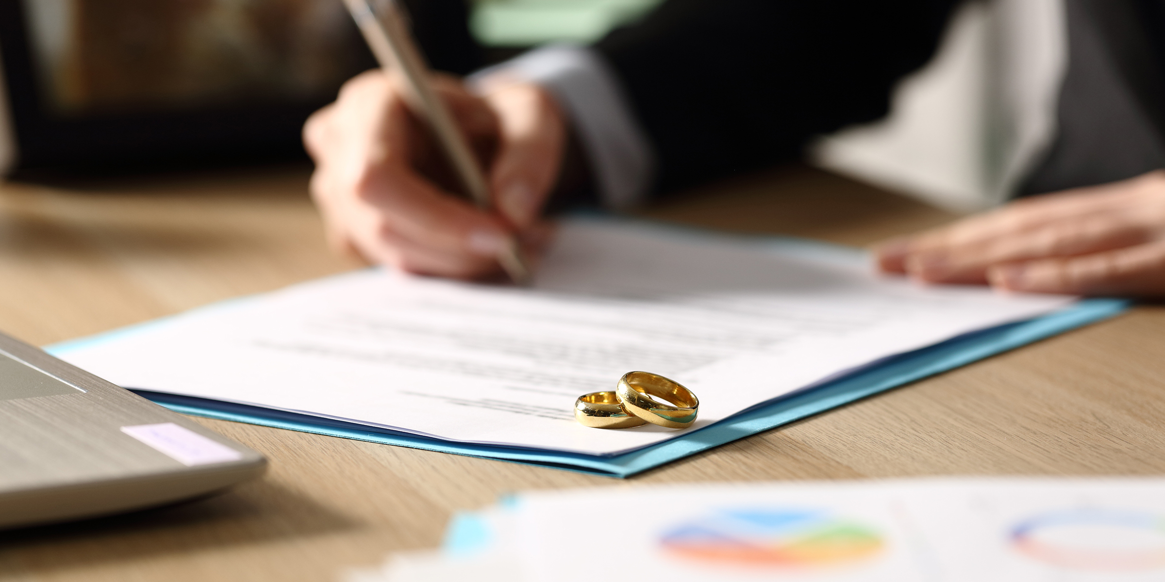 Signing divorce papers | Source: Shutterstock