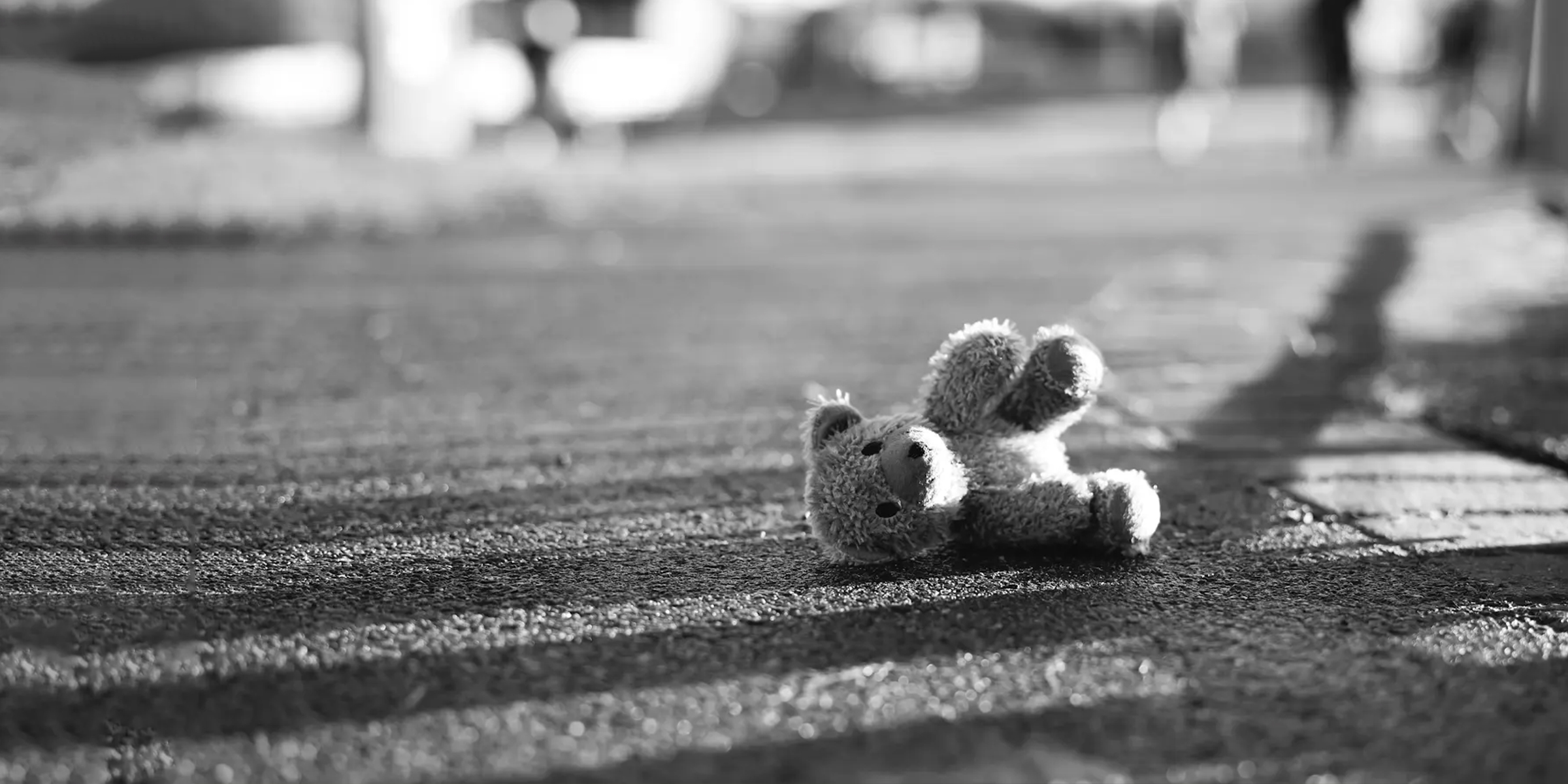 Teddy-bear lost on the street | Source: Shutterstock