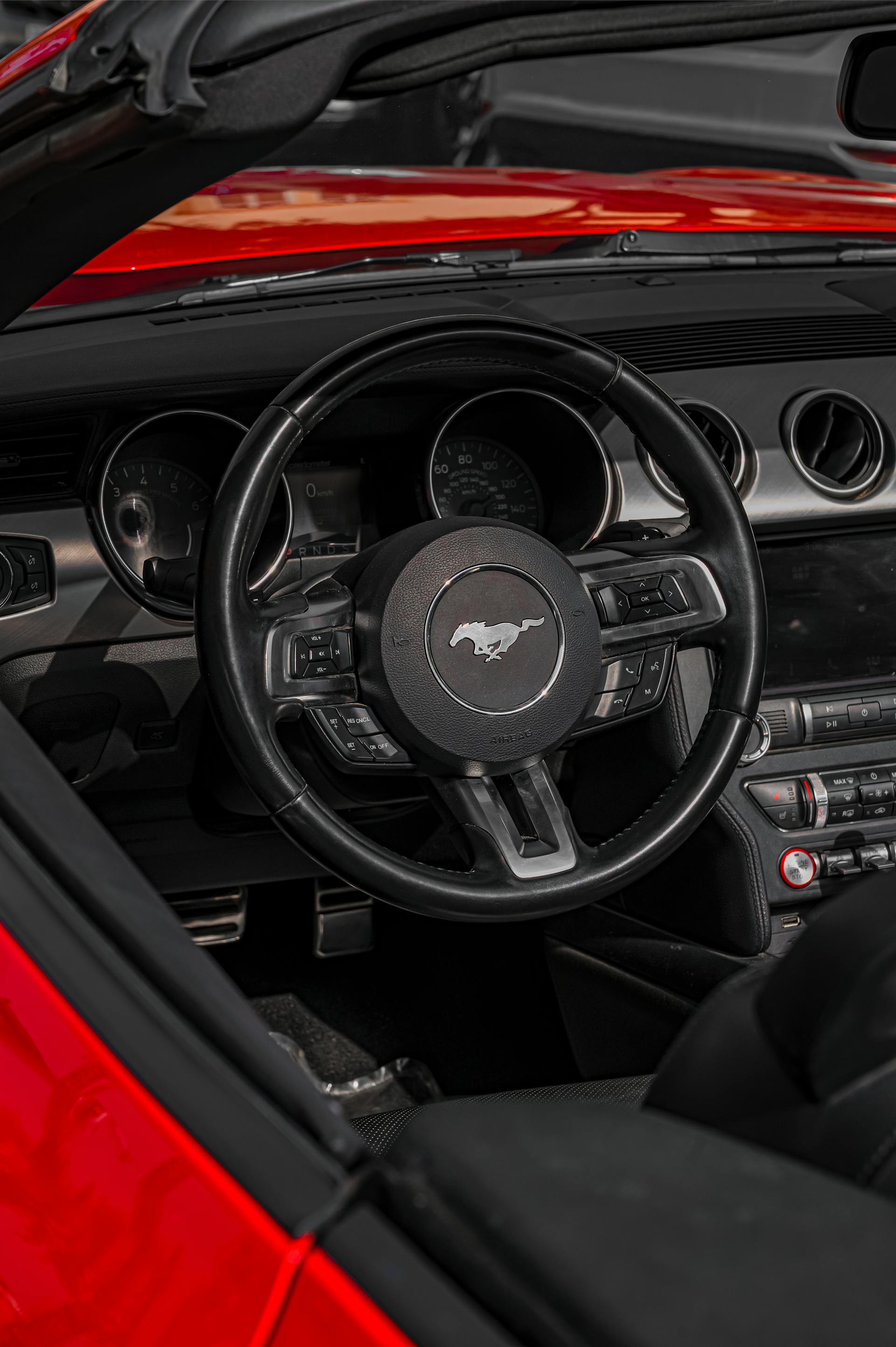 Steering wheel of a Mustang | Source: Pexels