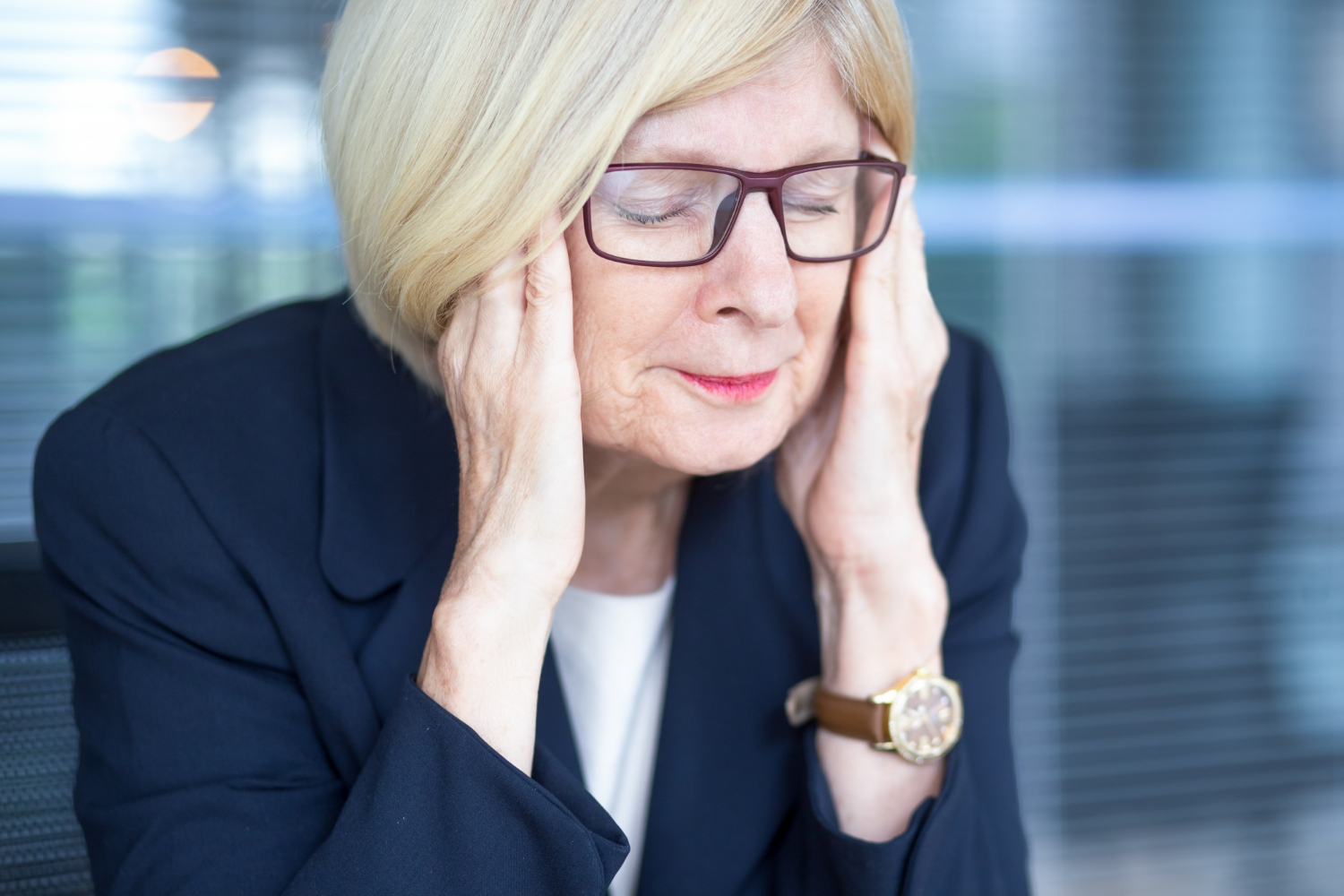 A stressed older woman | Source: Freepik