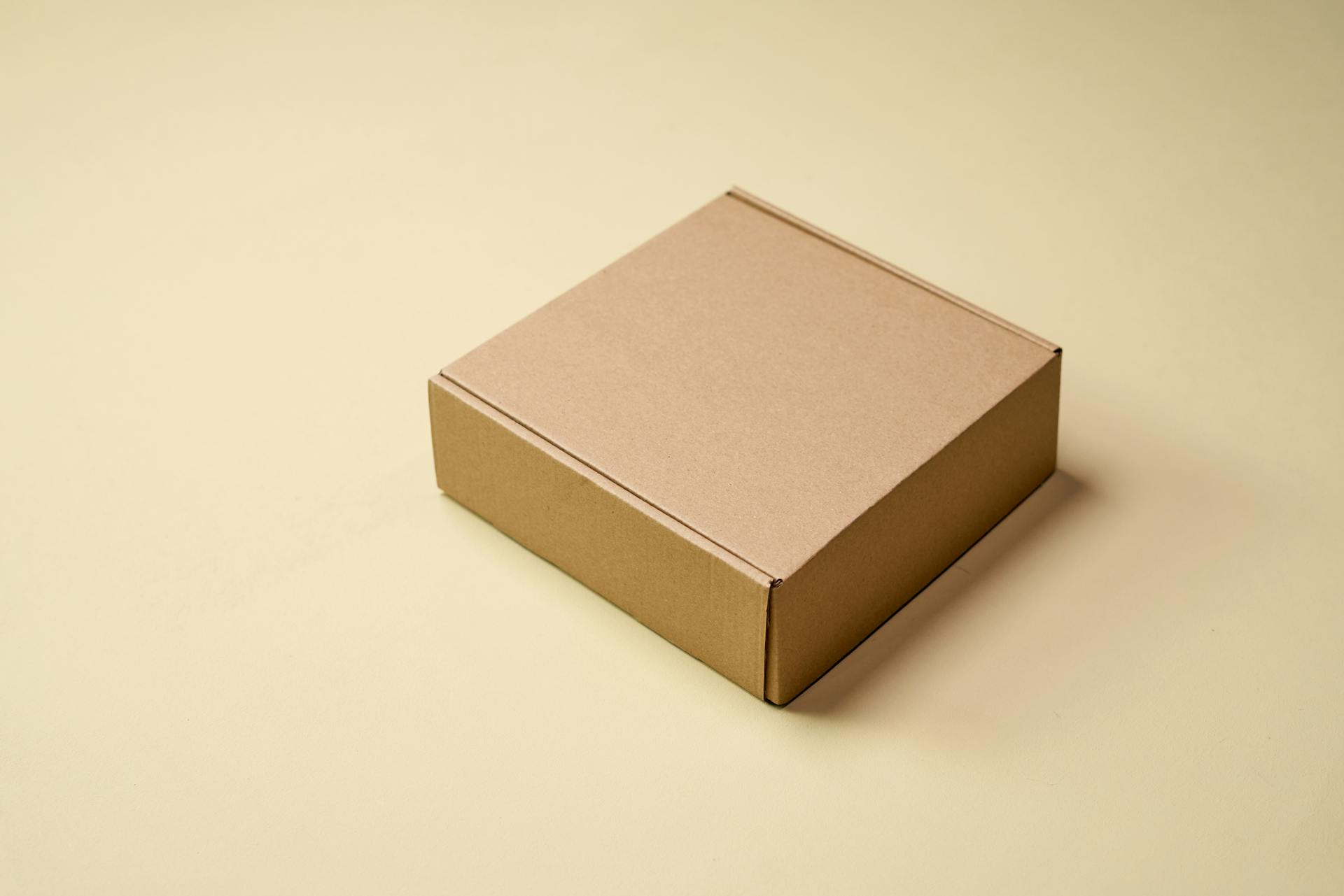 A plain gift box on a table | Source: Pexels