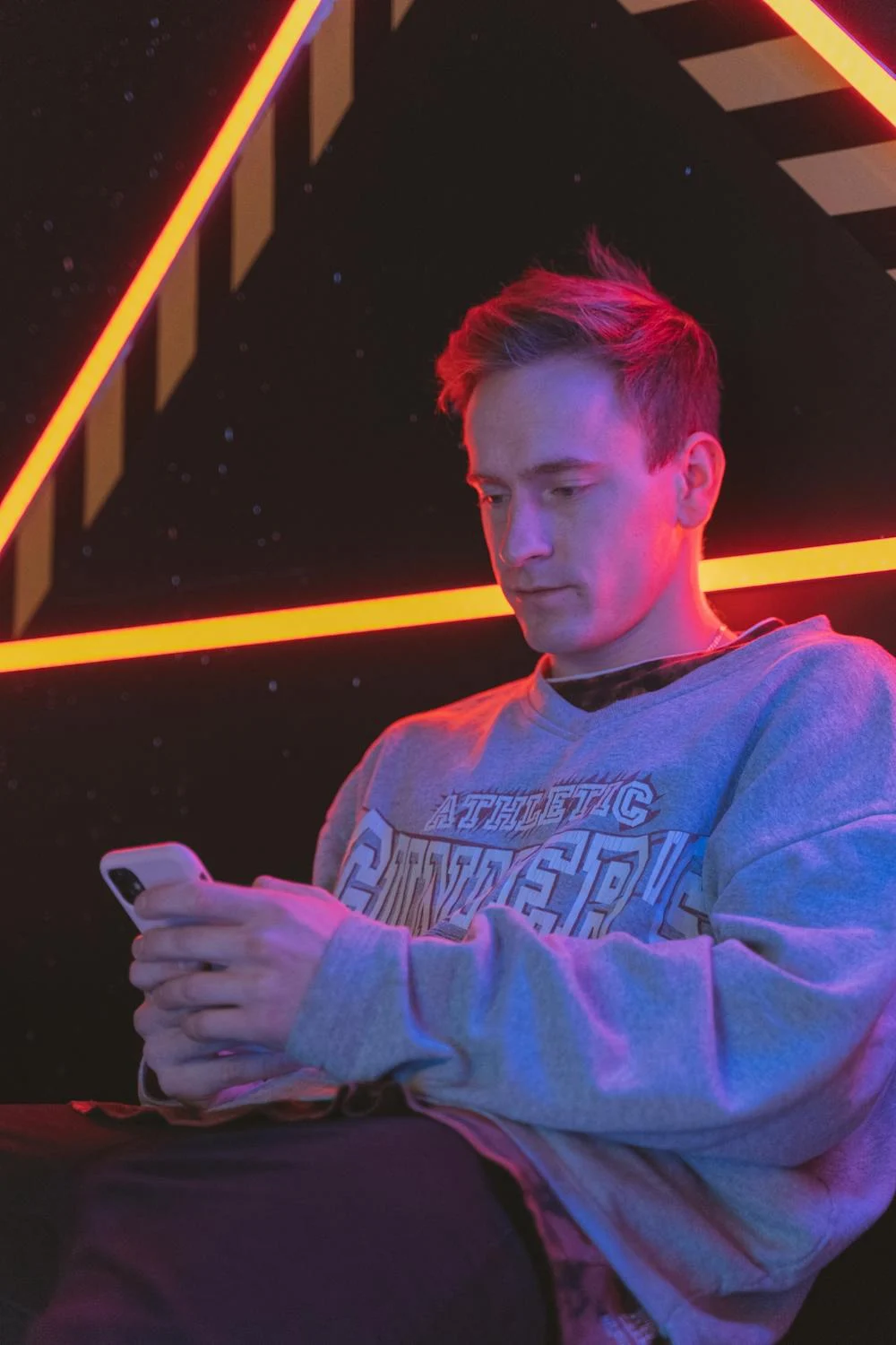 A man typing on his phone | Source: Pexels