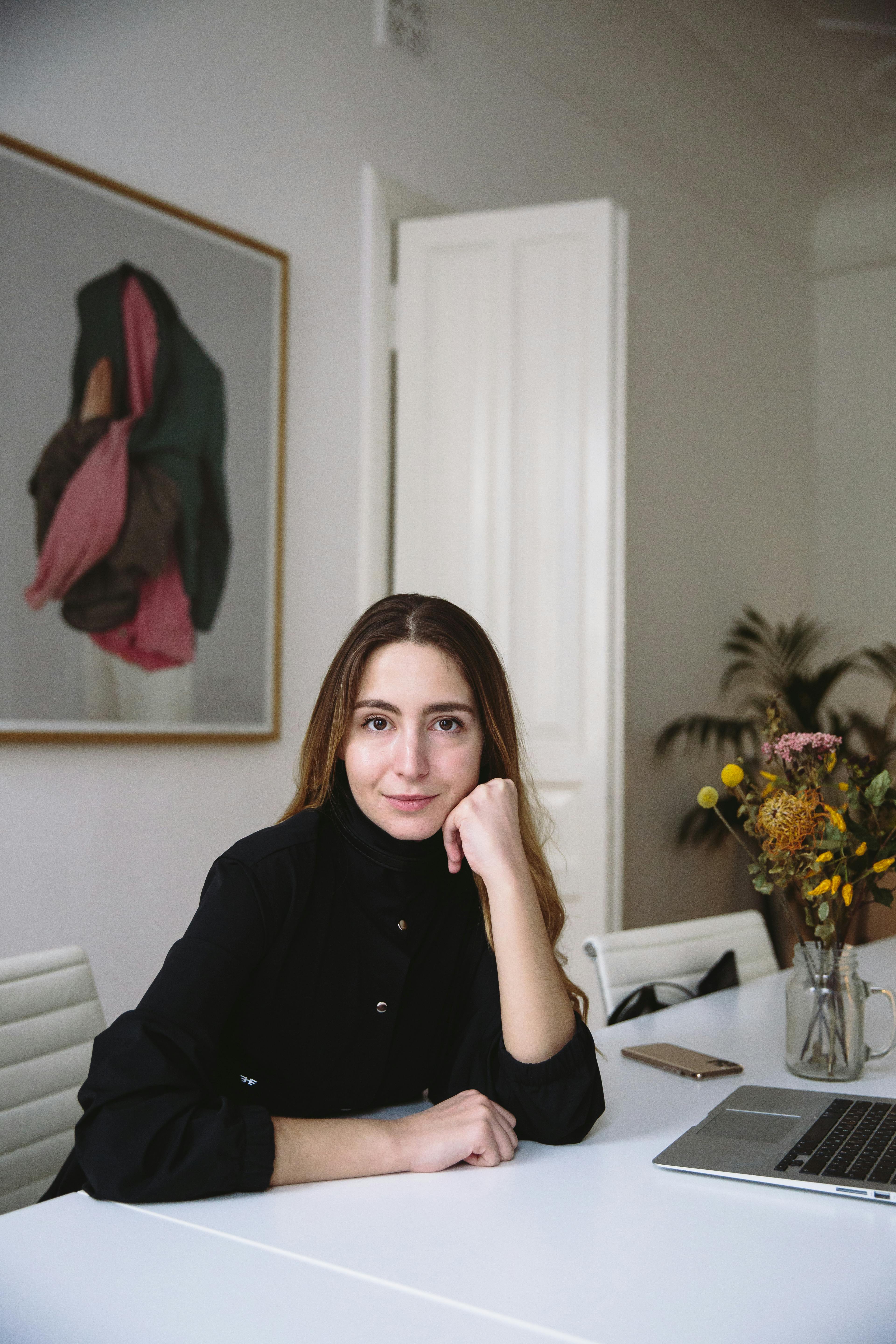 Woman in an office | Source: Pexels