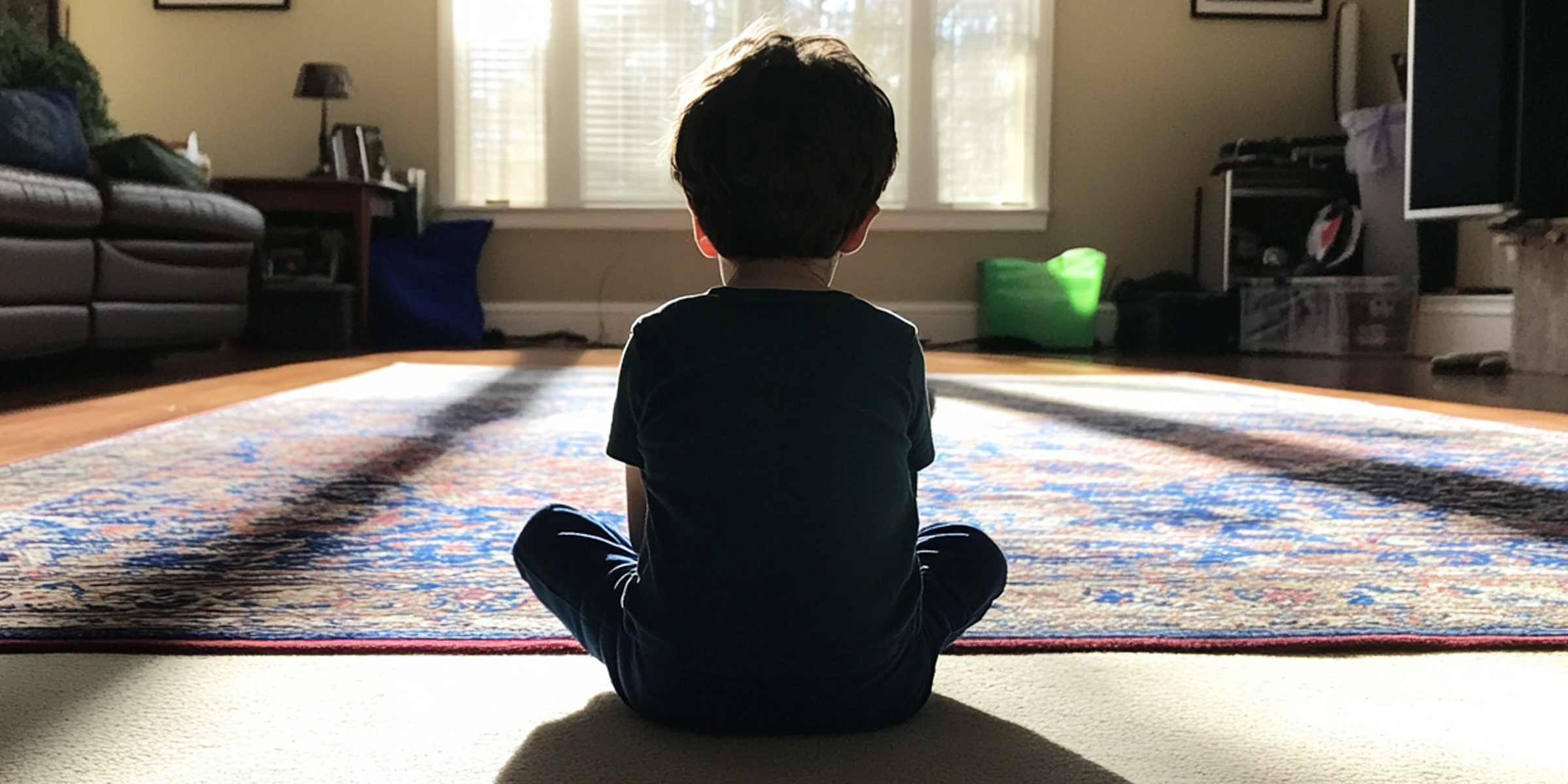 A young boy sitting on the living room floor | Source: Amomama