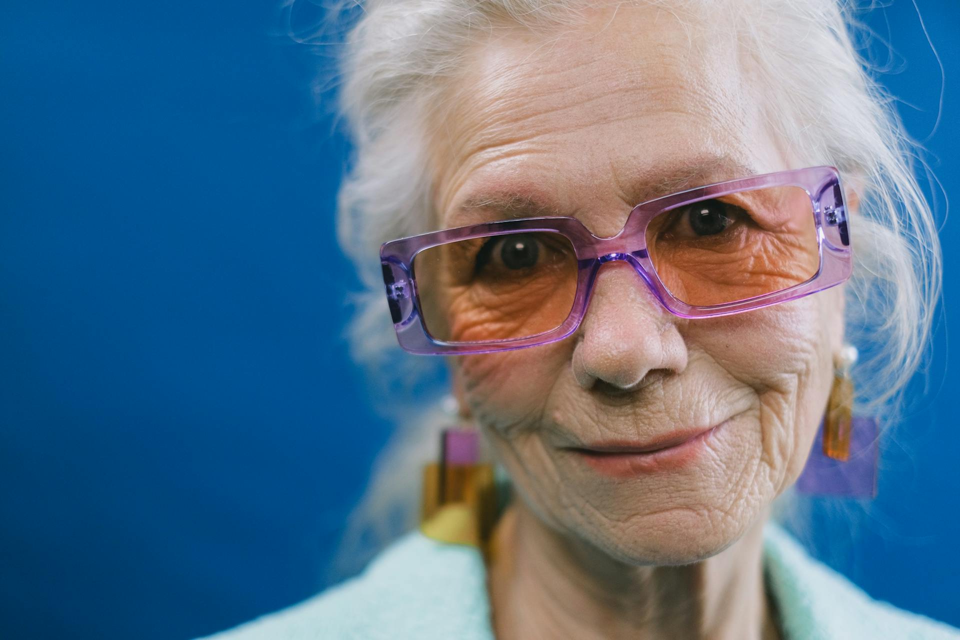 An older woman smiling | Source: Pexels