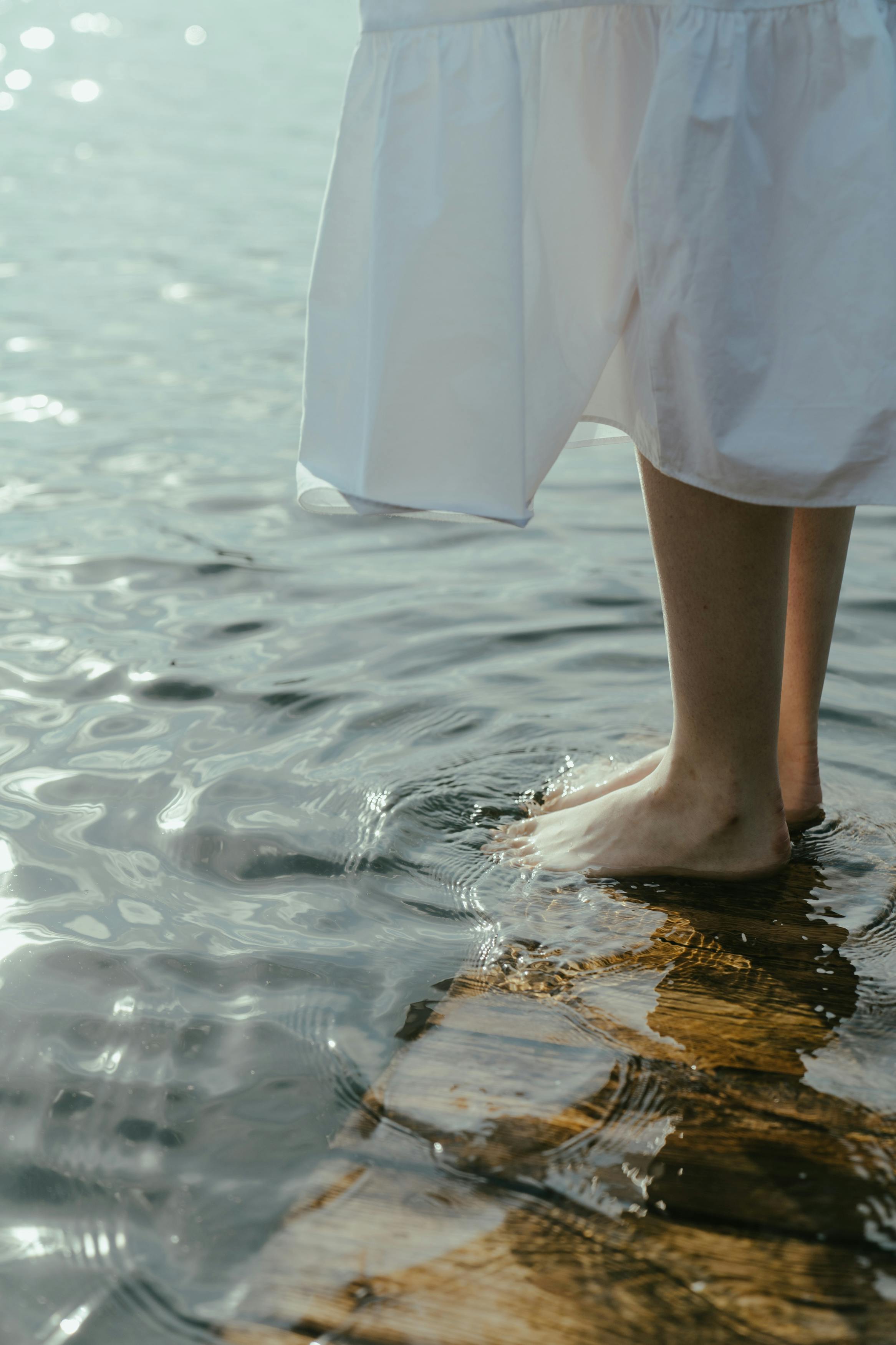A barefooted woman dressed in a flowy dress | Source: Pexels