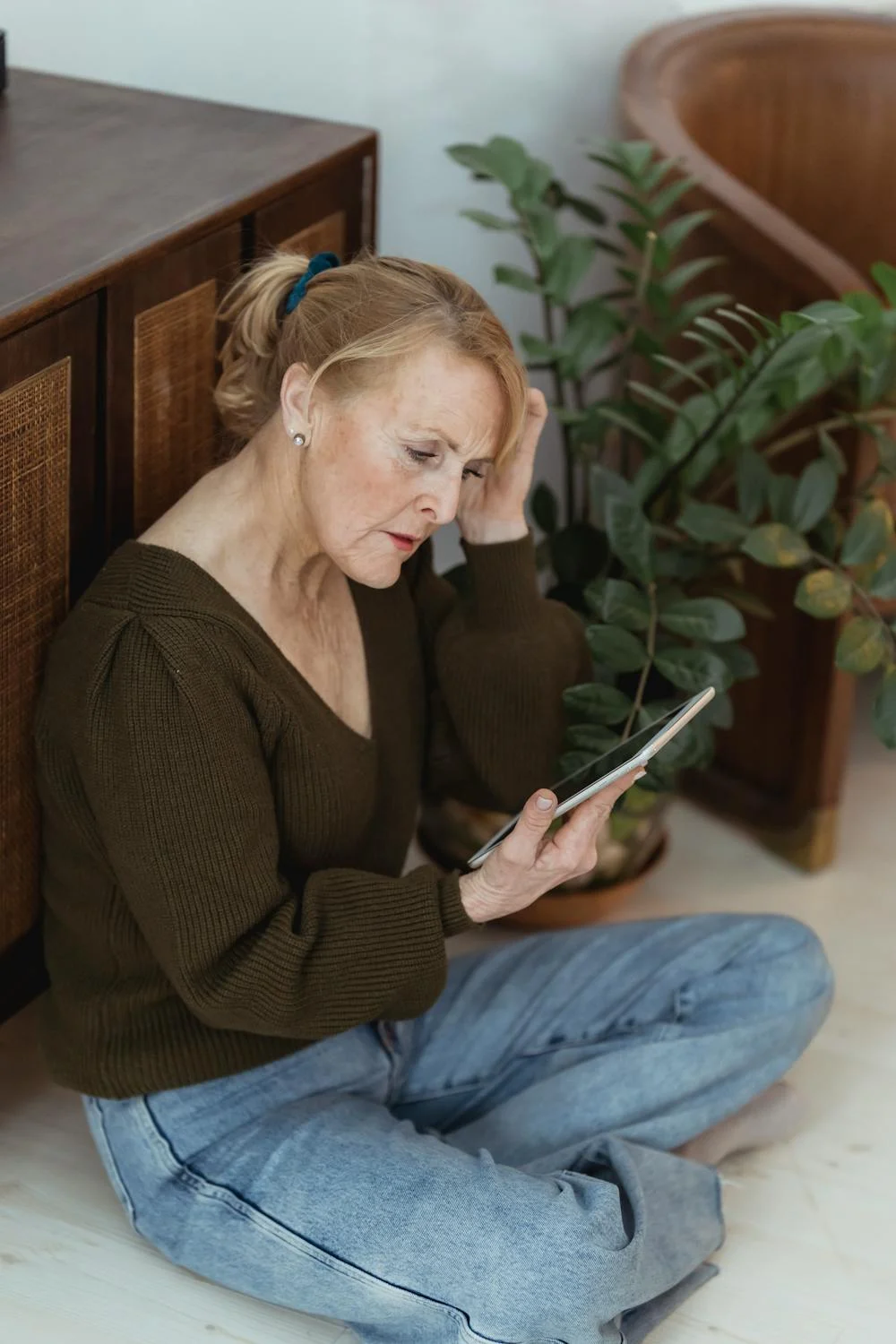 A middle-aged woman looking at a photo | Source: Pexels