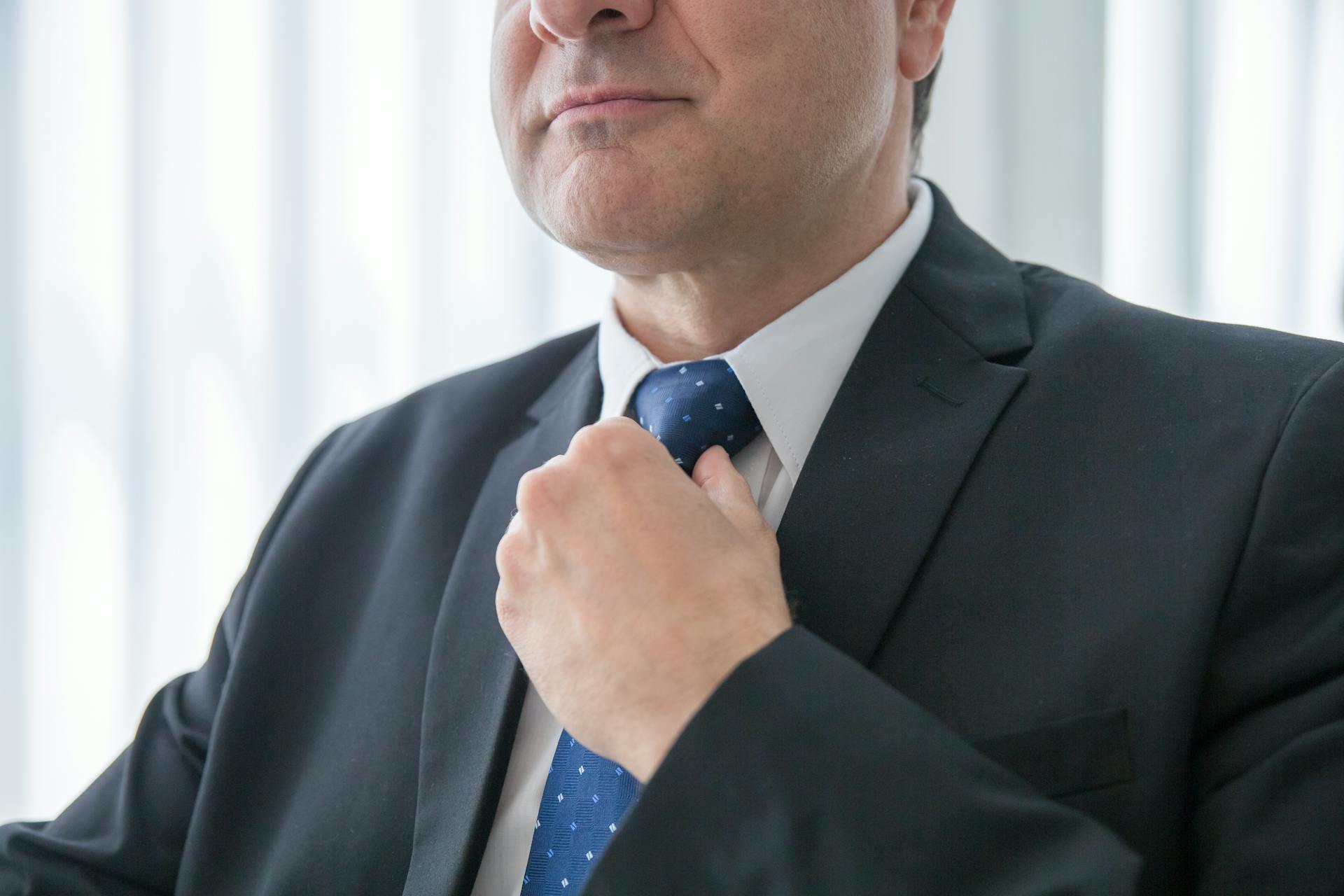 A man holding his necktie | Source: Pexels