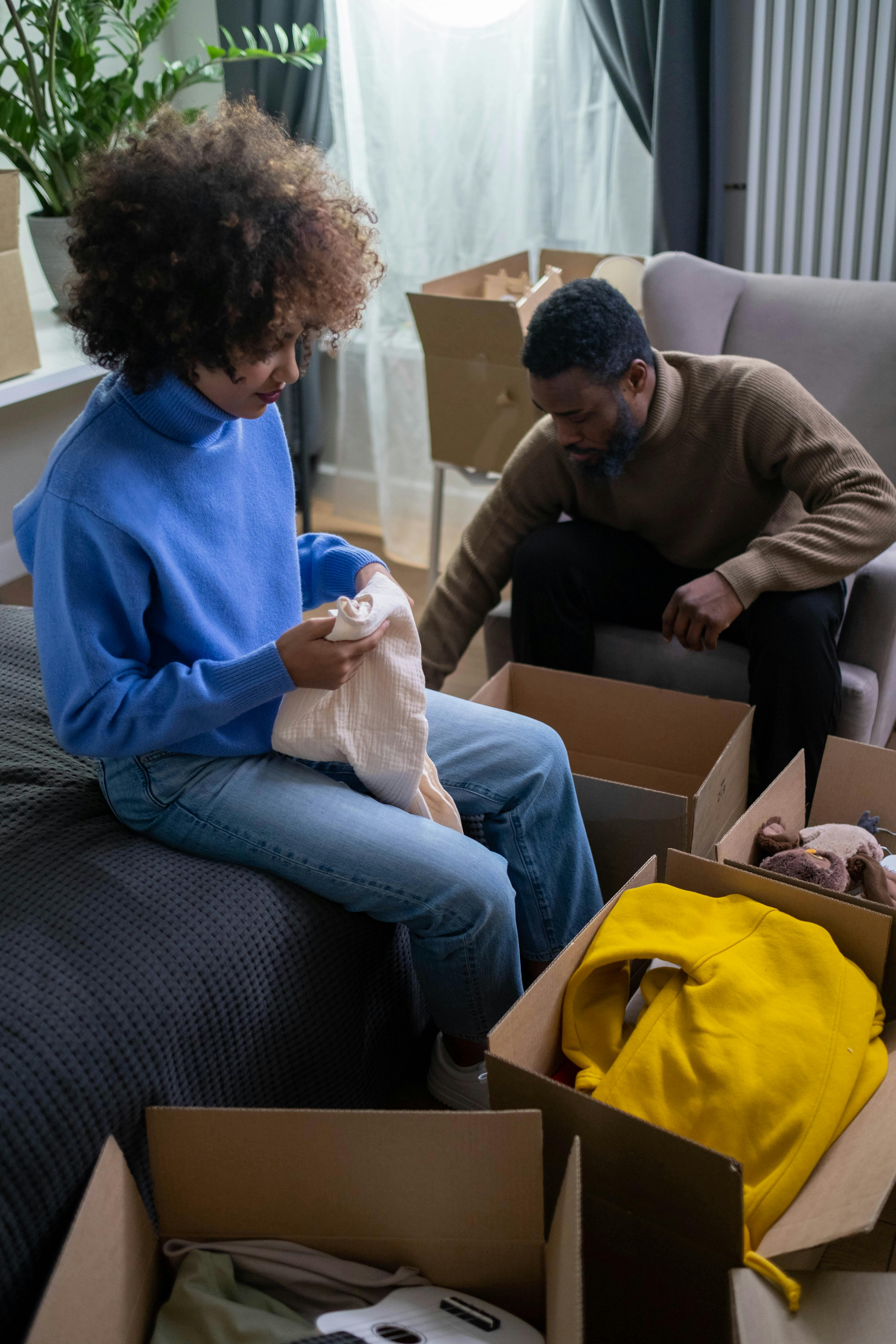 A couple packing things in boxes | Source: Pexels