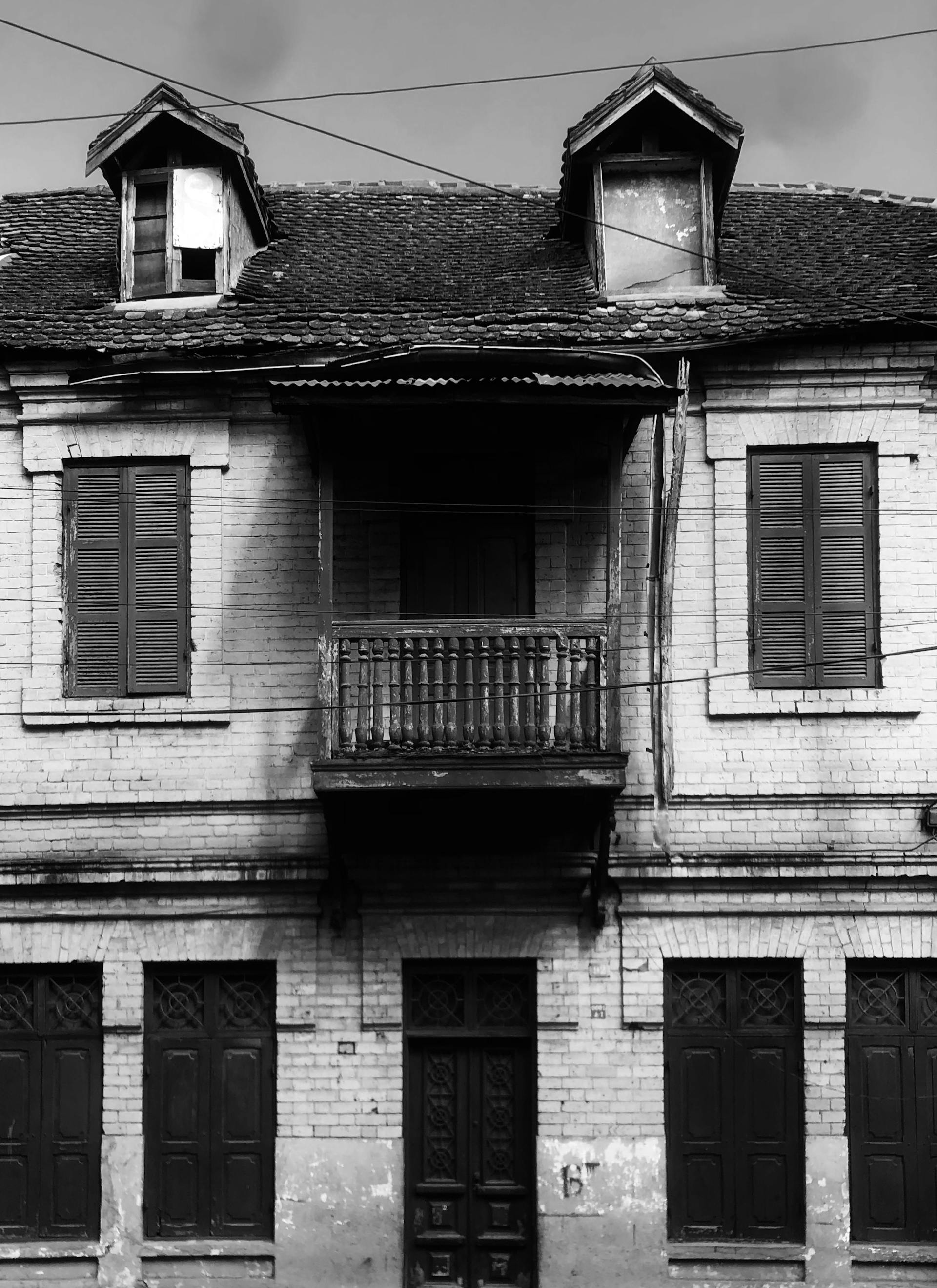 A run down two-story house | Source: Pexels
