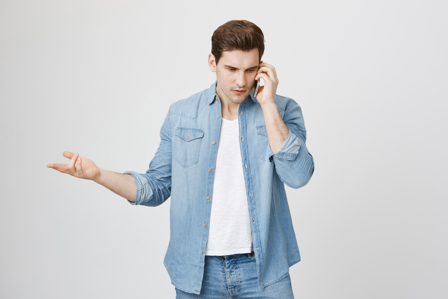 A young man talking on the phone | Source: Freepik