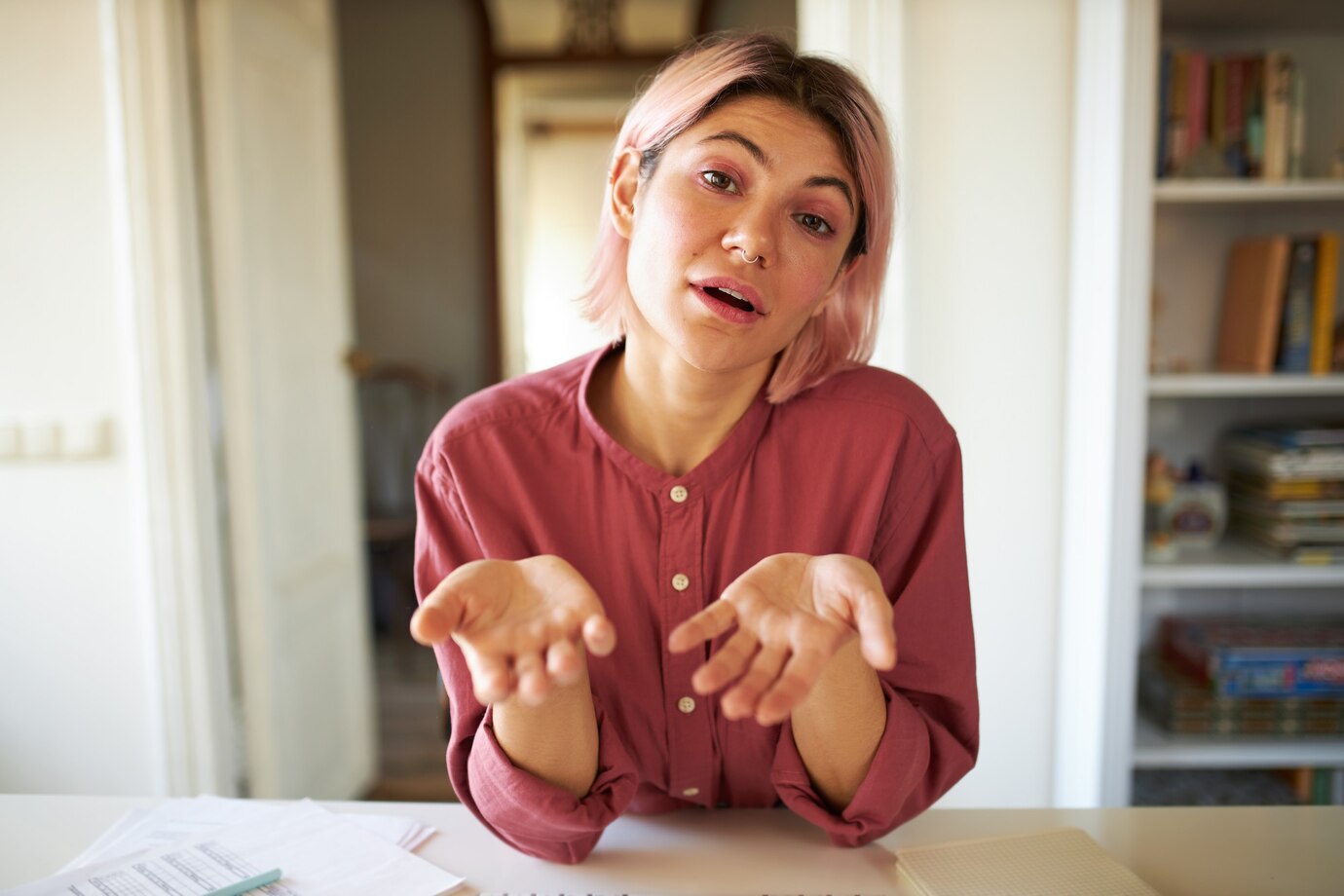 A serious woman talking | Source: Freepik