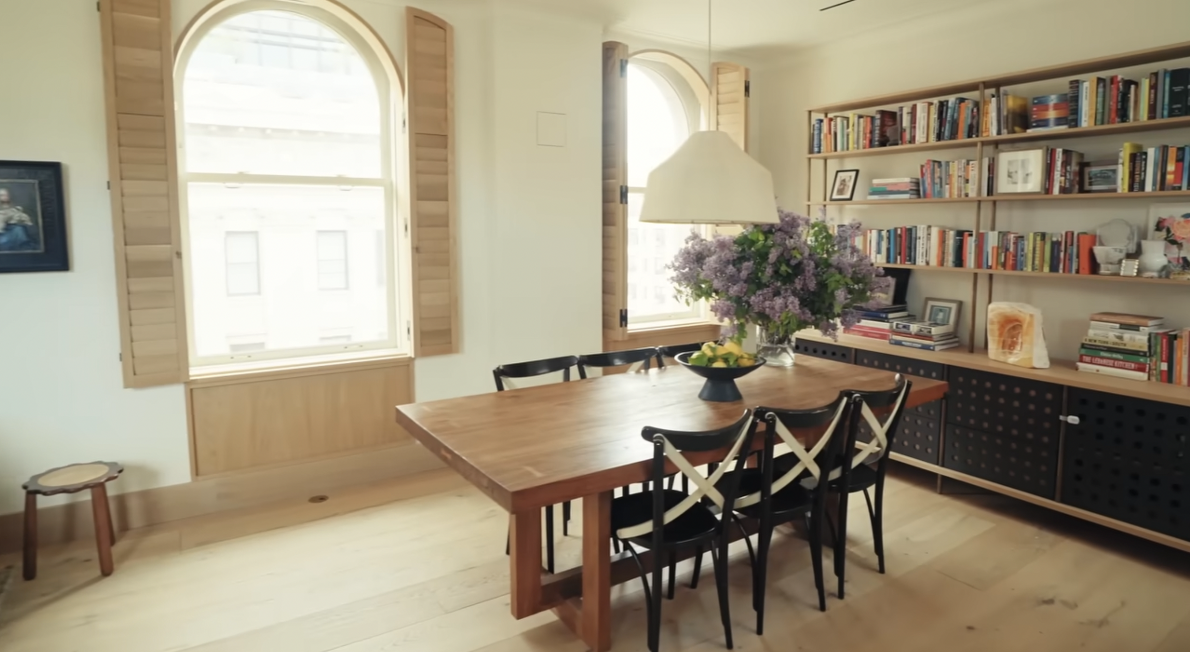 The dining area at Amanda Seyfried's New York apartment | Source: youtube/architecturaldigest