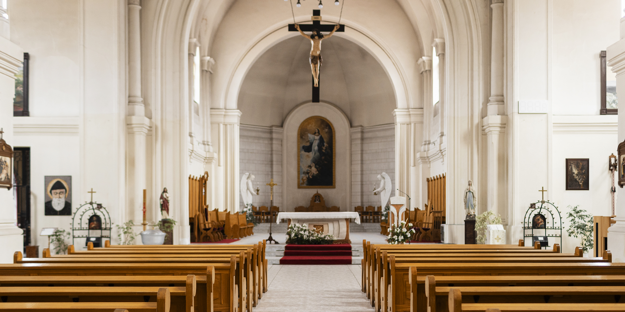 A church decorated for a wedding | Source: Freepik