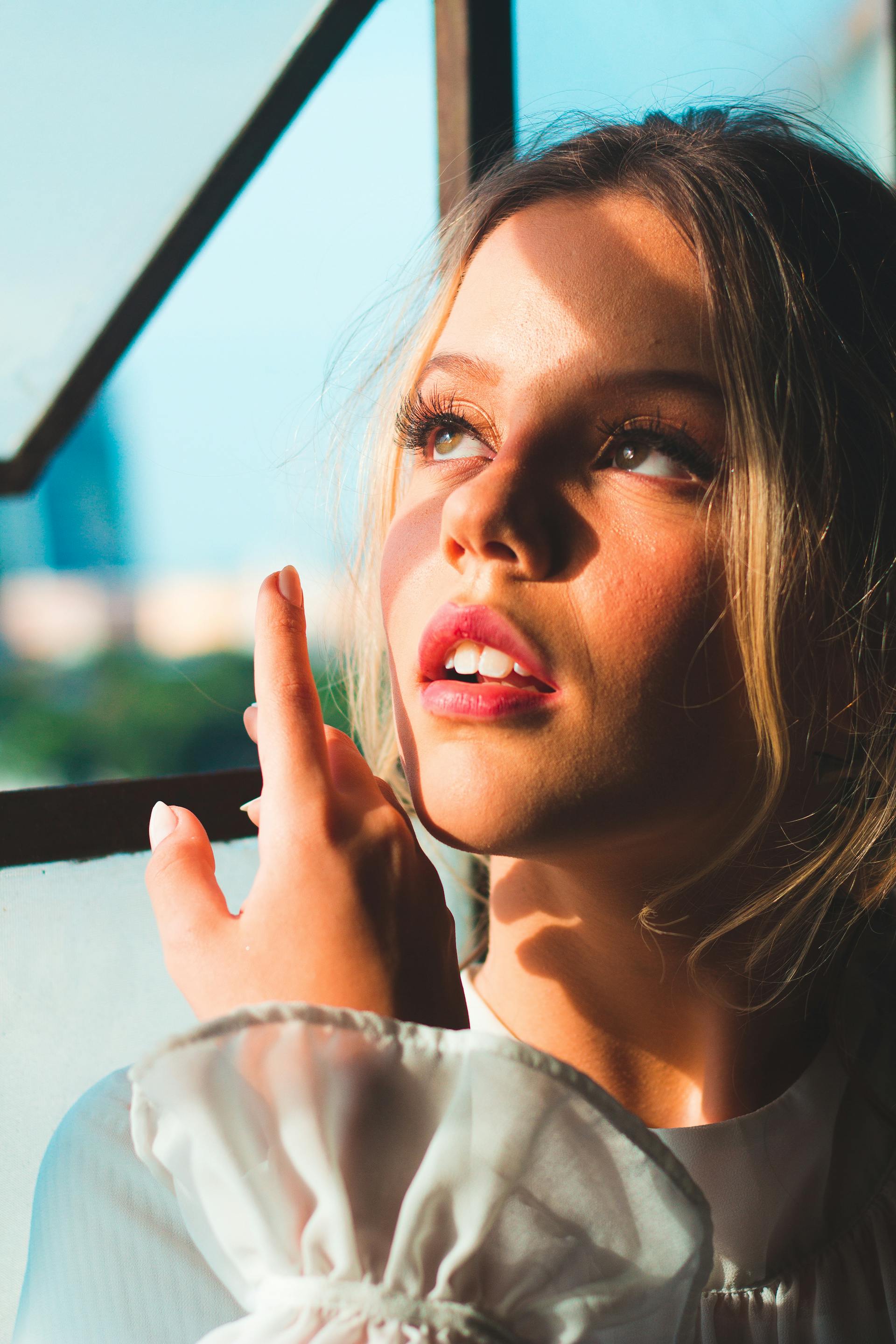 Uma mulher revirando os olhos | Fonte: Pexels