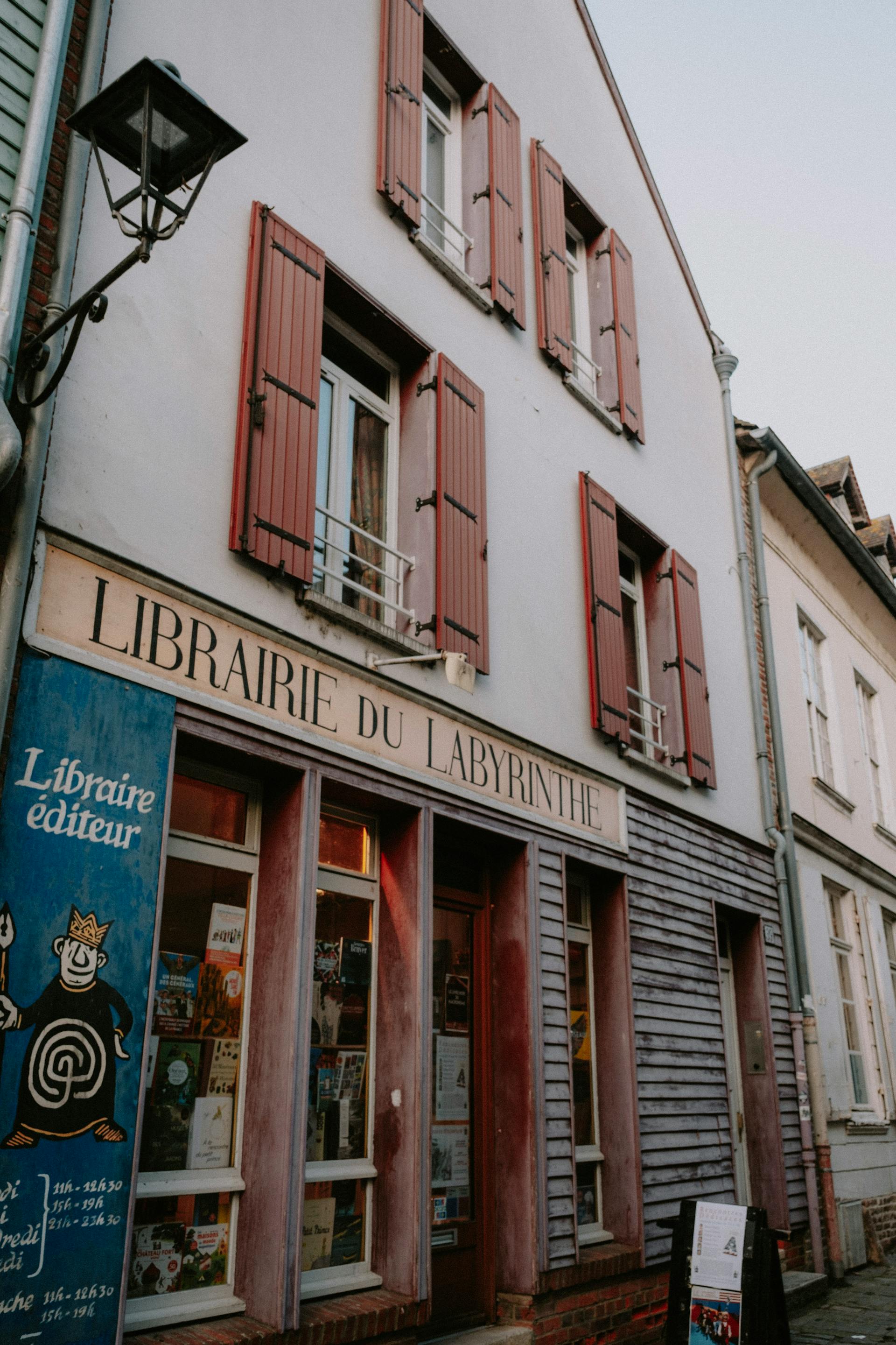 A library in town | Source: Pexels