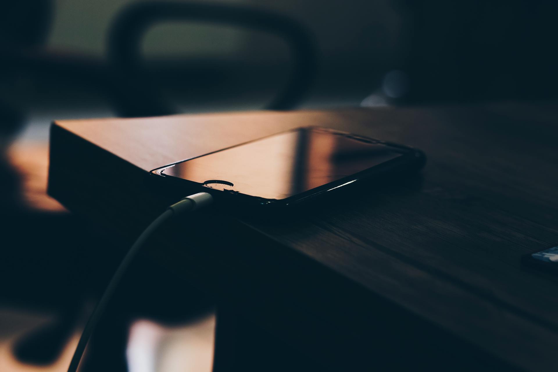 Un téléphone sur un bureau | Source : Pexels