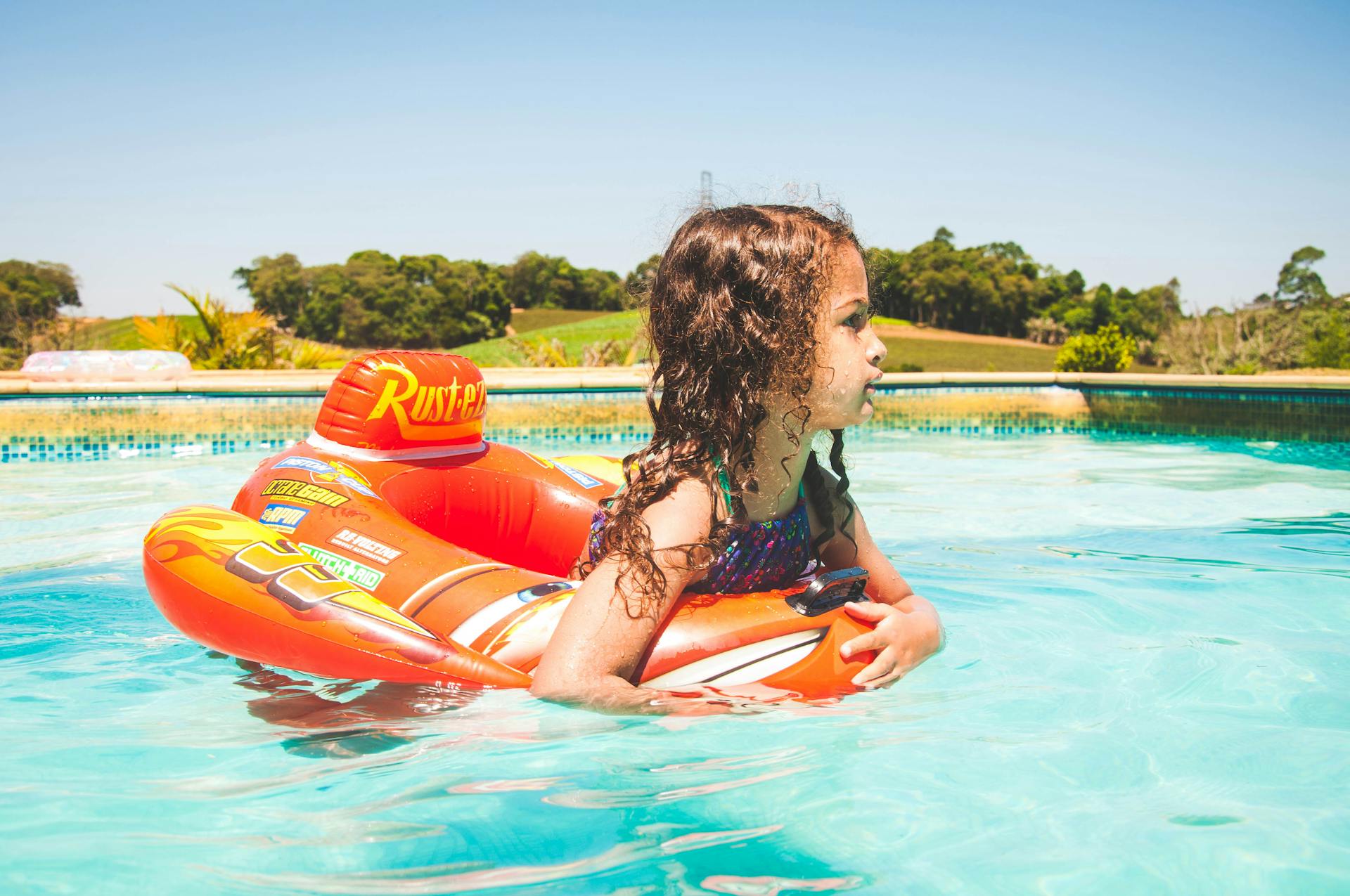 A little girl in a pool | Source: Pexels