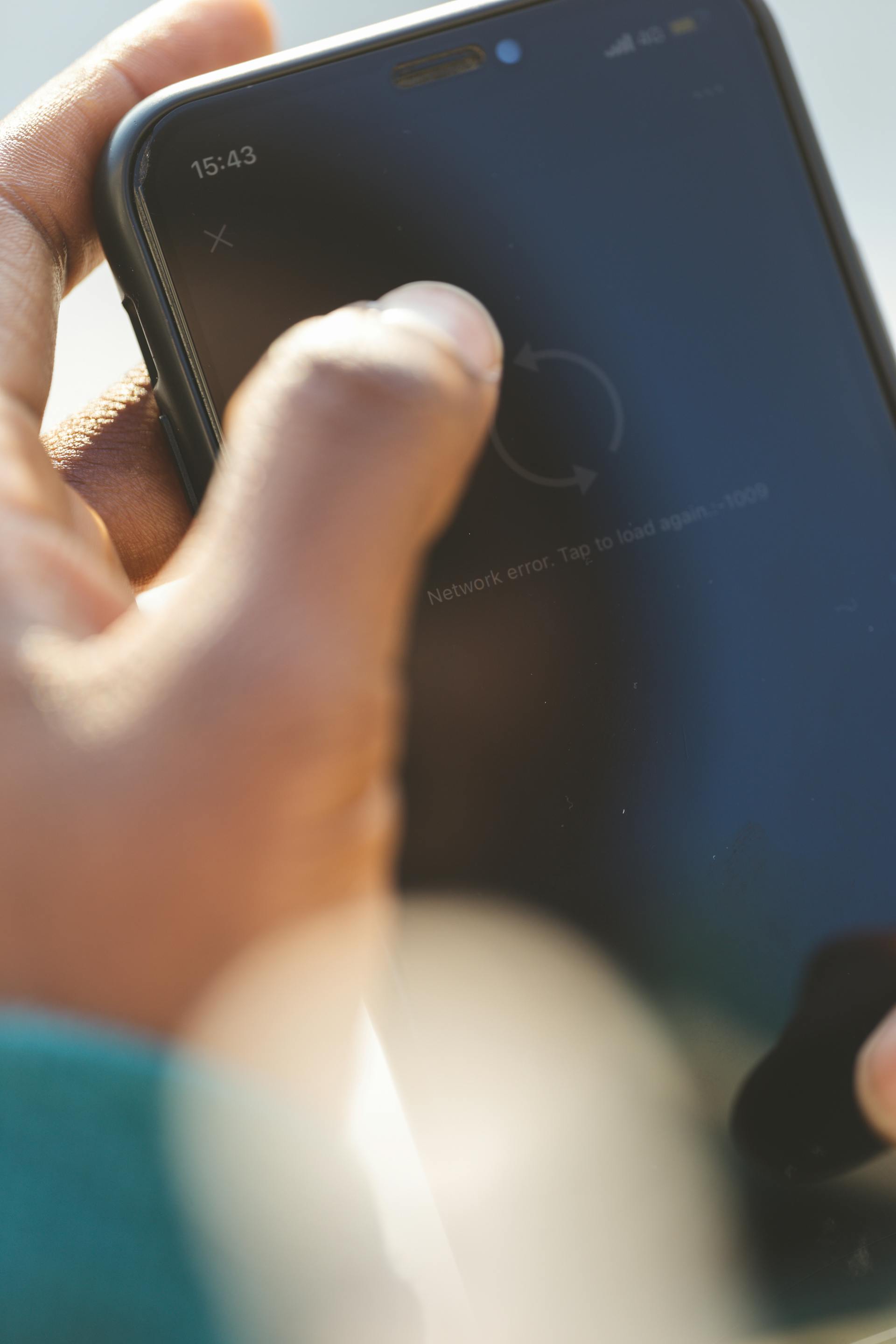 Man holding a smartphone | Source: Pexels