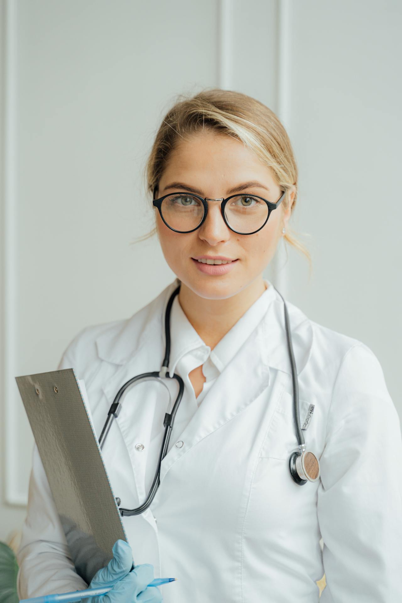 A doctor holding her clipboard | Source: Pexels