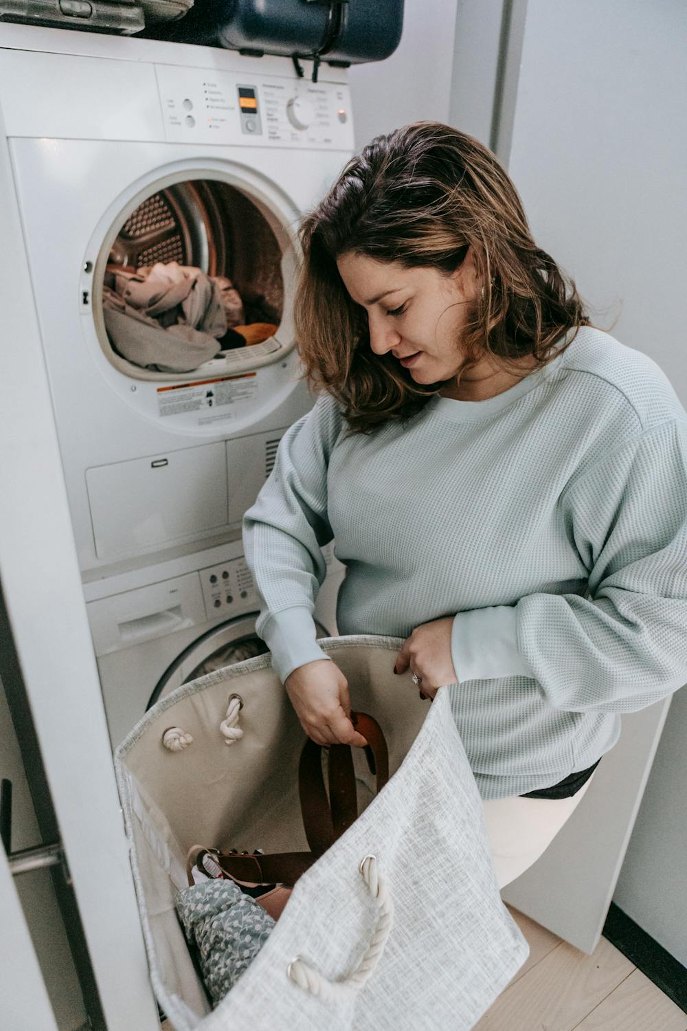 Una mujer lavando ropa | Fuente: Pexels