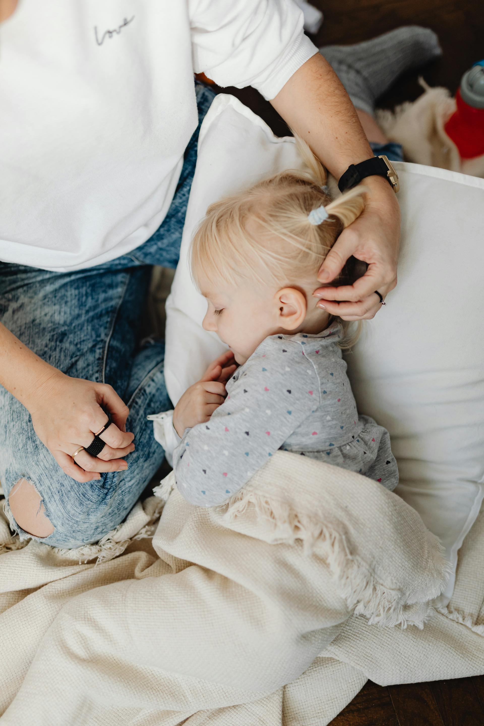 A mother putting her daughter to sleep | Source: Pexels