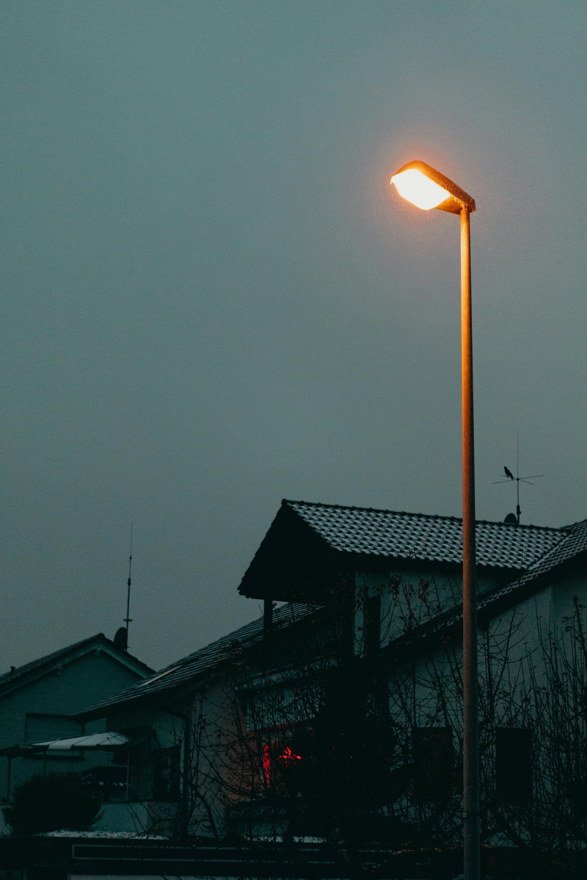 Maisons la nuit | Source : Pexels