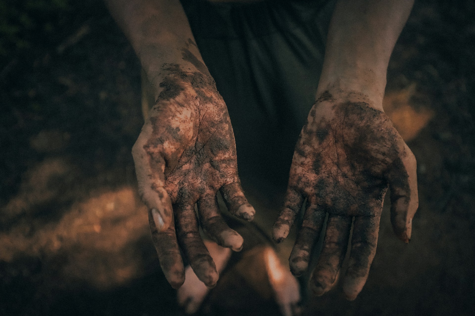 A person's soiled hands | Source: Unsplash