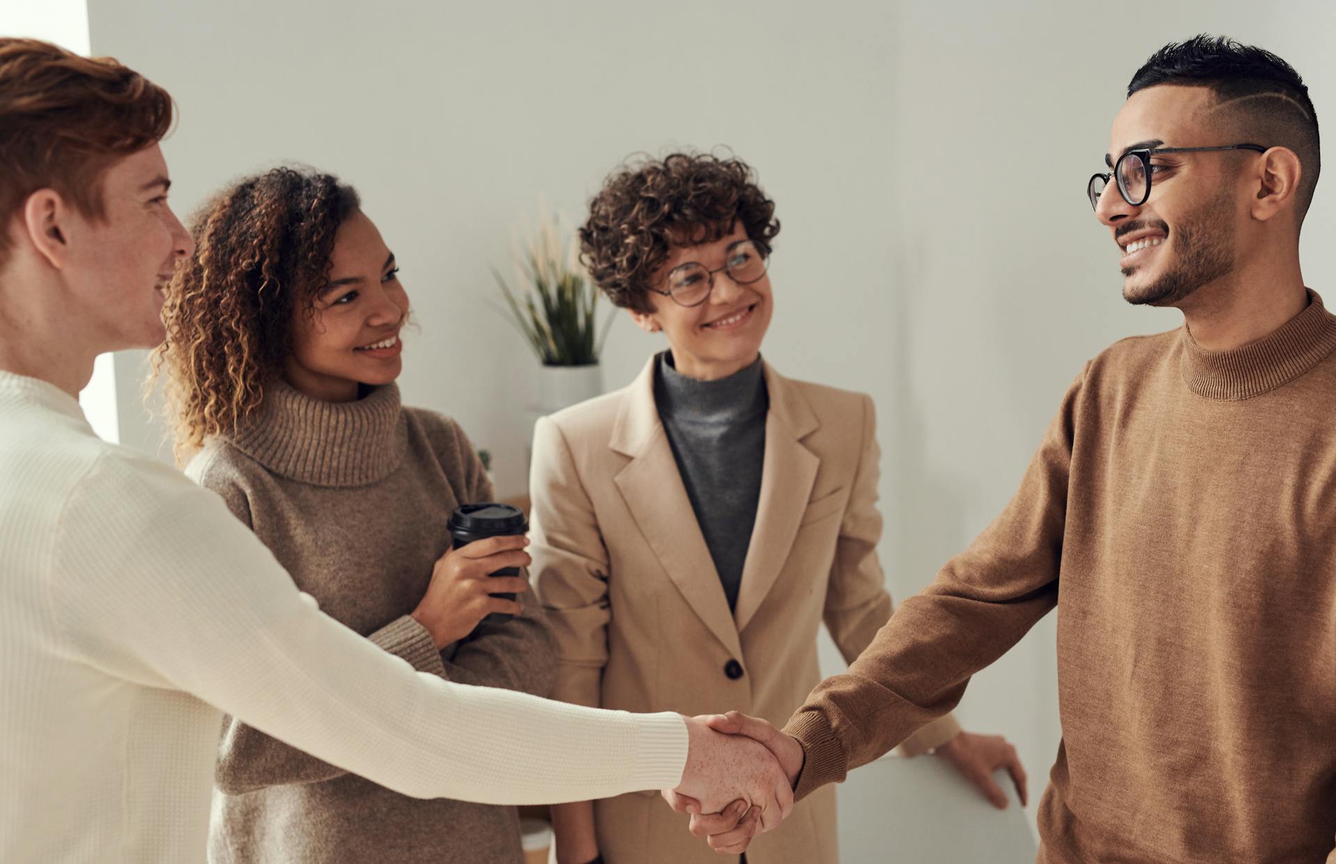 A small group of people talking | Source: Pexels