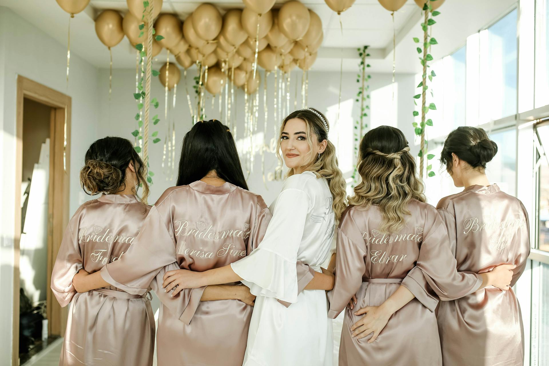 A bride with bridesmaids | Source: Pexels