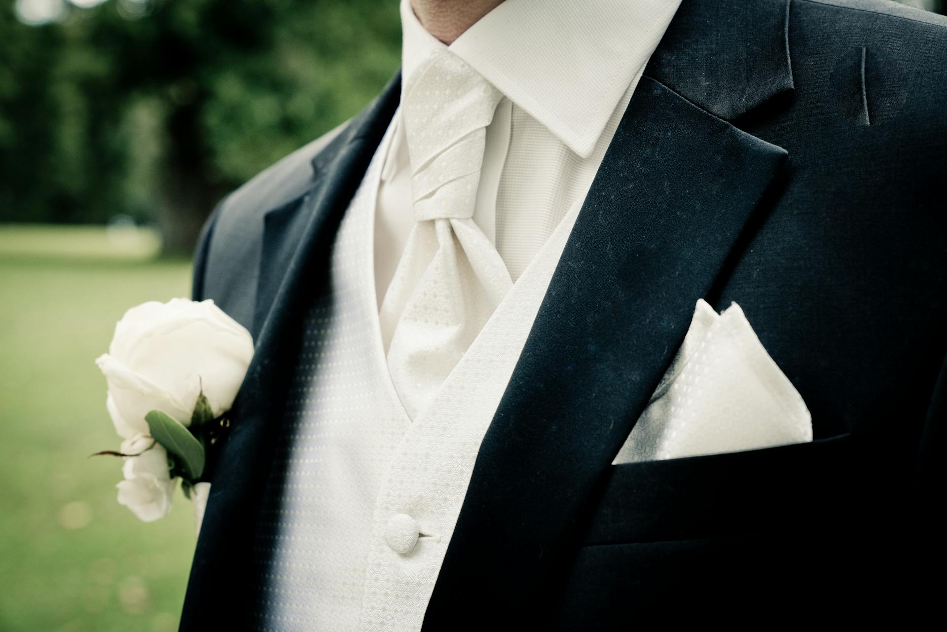 A close-up shot of a man in a suit | Source: Pexels