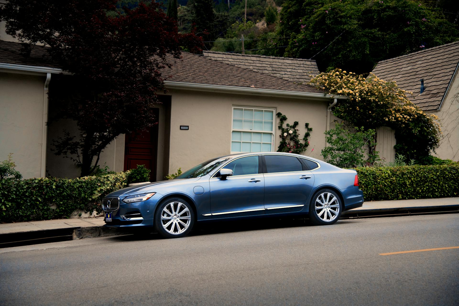 A car parked outside a house | Source: Pexels