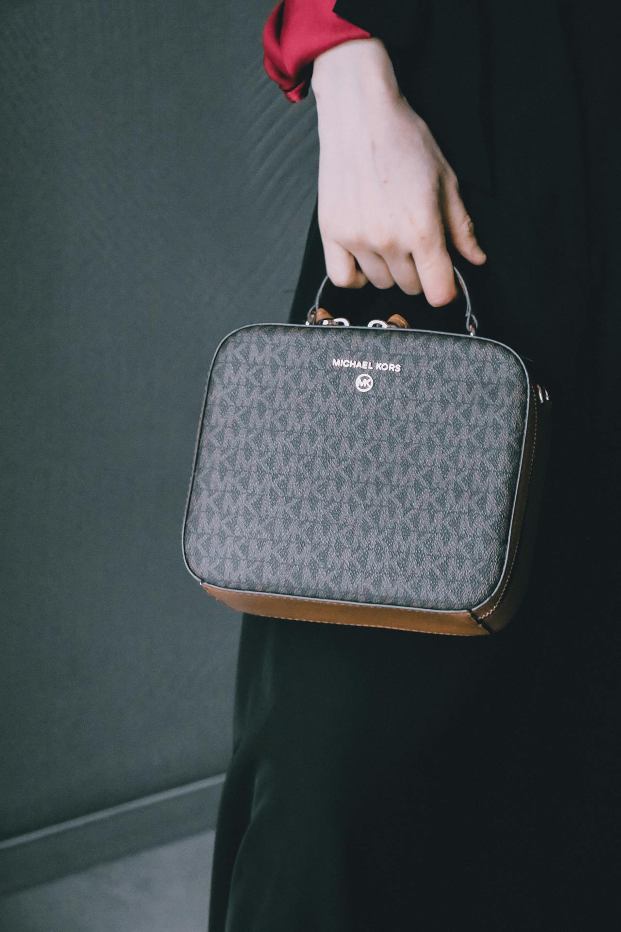 A woman holding a handbag | Source: Pexels