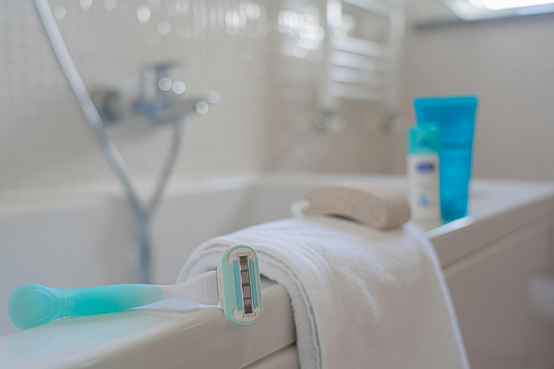 A razor and towel in a bathroom | Source: Pexels