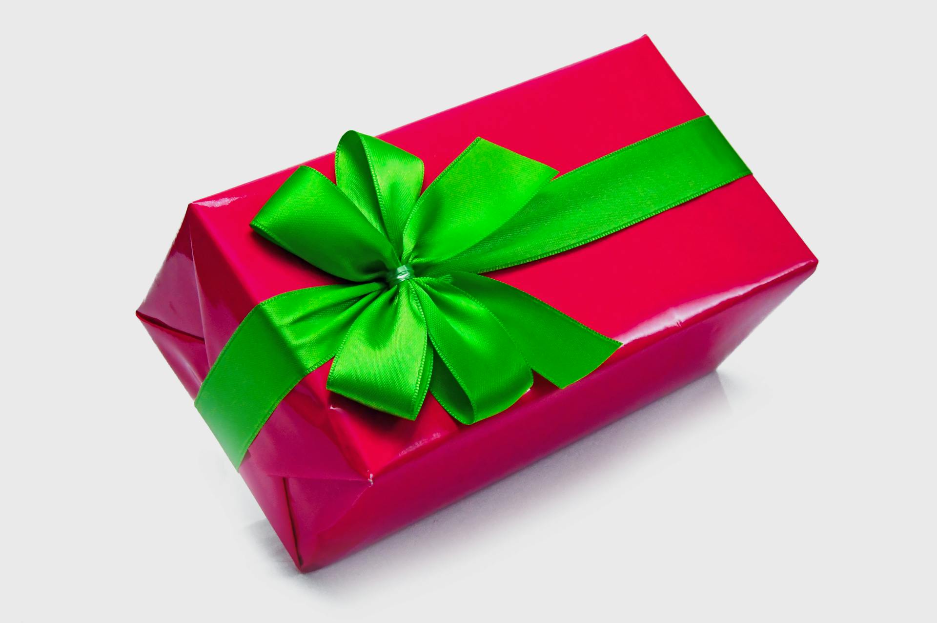 A gift-wrapped box | Source: Pexels