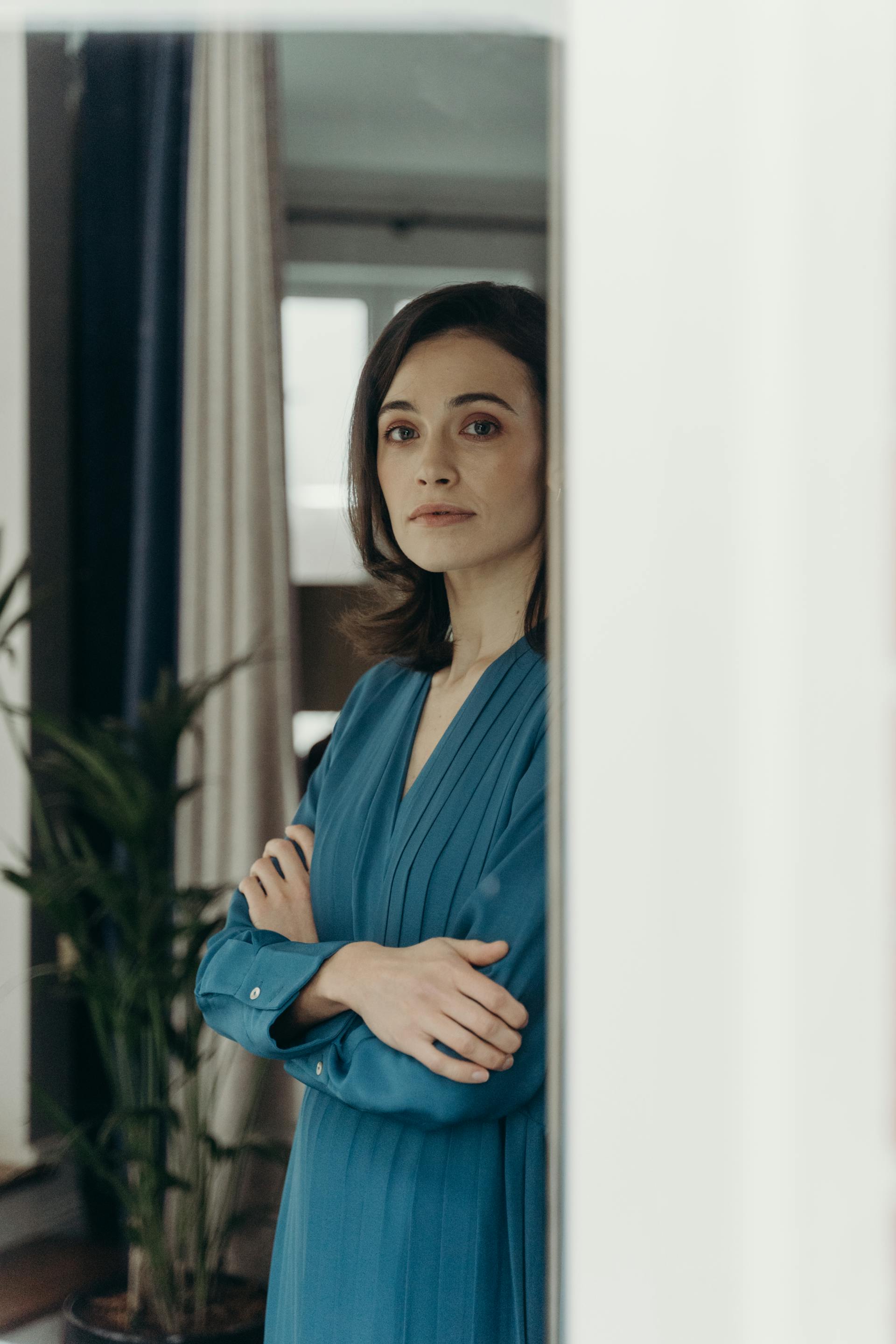 A woman standing with her arms crossed | Source: Pexels