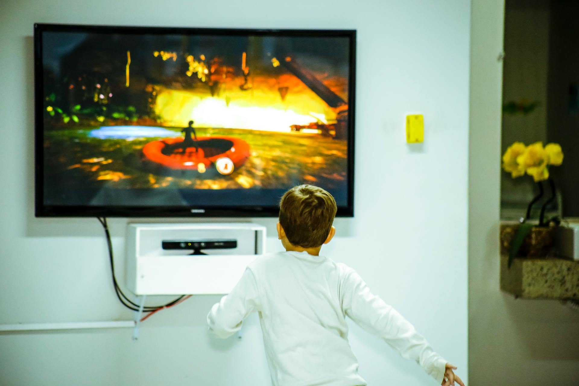 Um menino assistindo TV | Fonte: Pexels