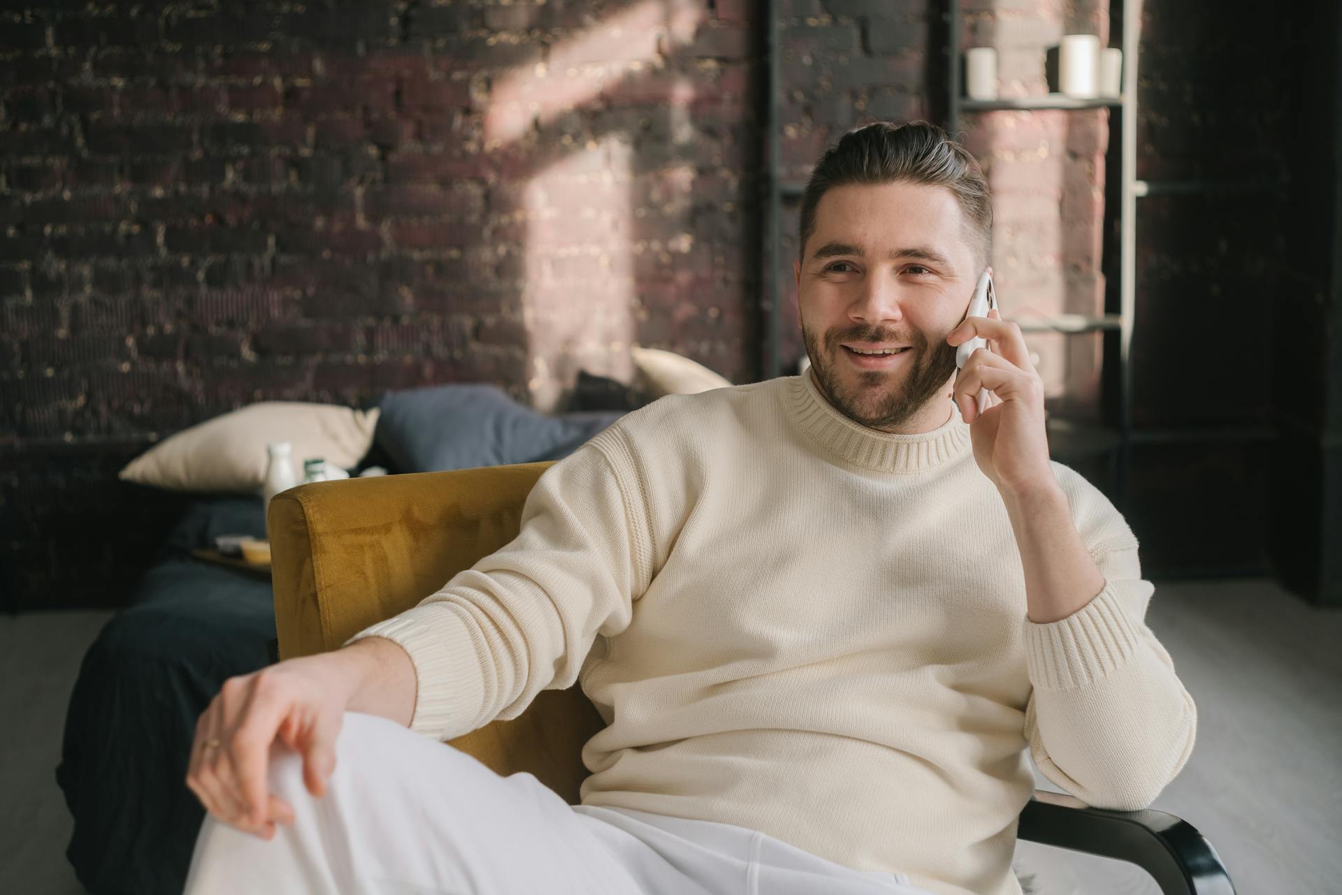 A man speaking on his phone | Source: Pexels