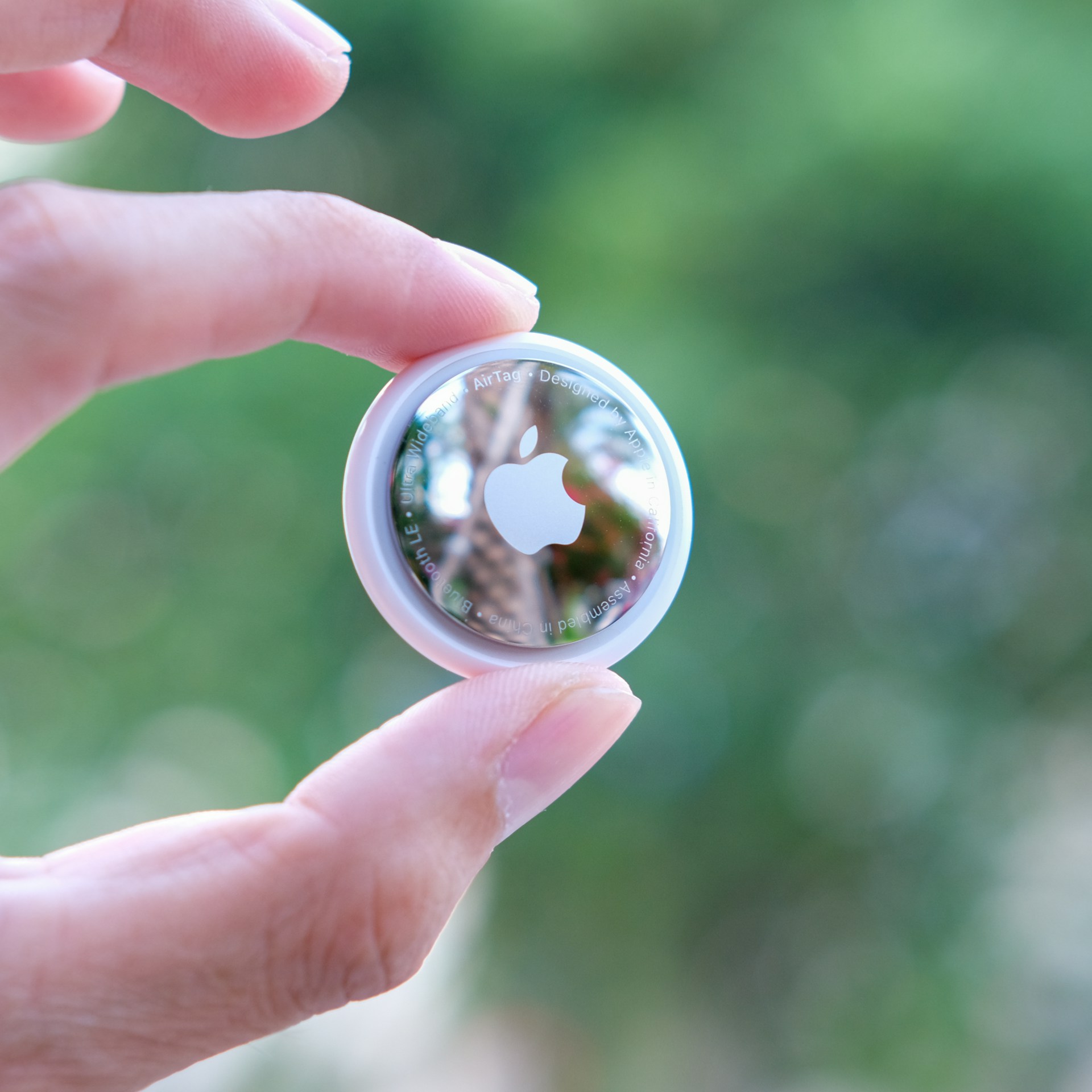 A person holding an AirTag | Source: Unsplash