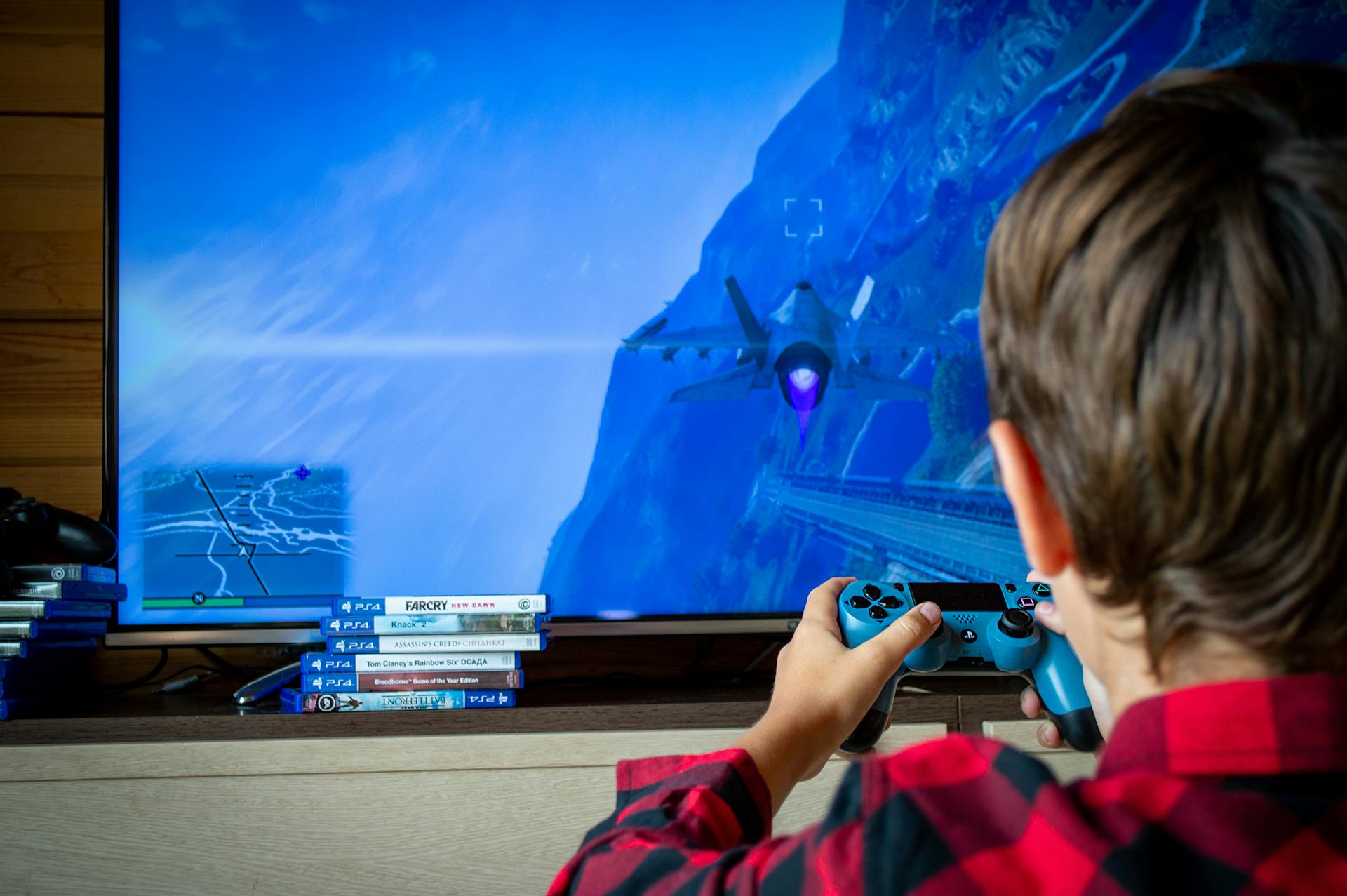 Un niño jugando un videojuego | Fuente: Pexels